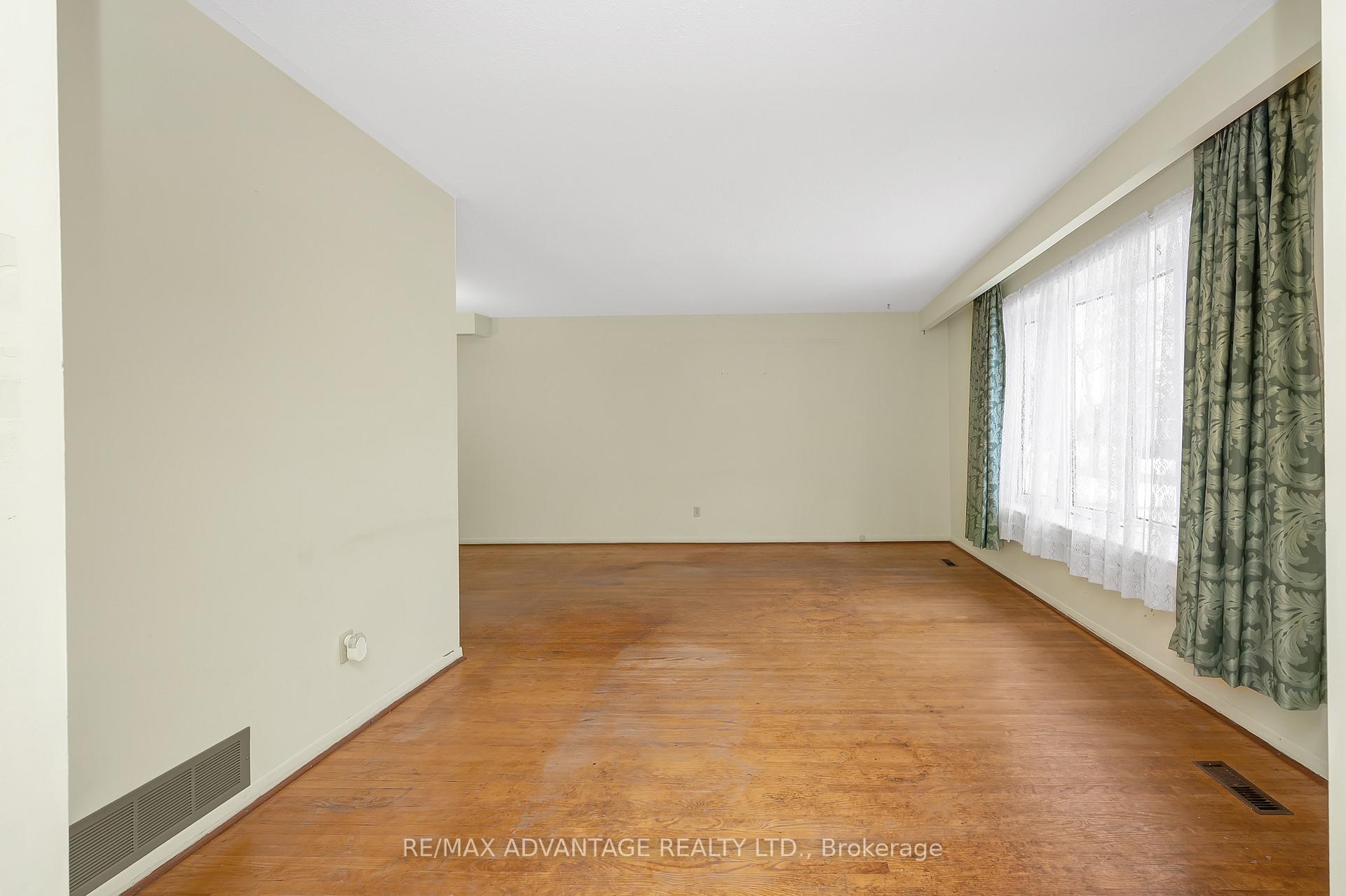 Photo 6 of 579 Galway Drive, Burlington, Shoreacres — HOMEH