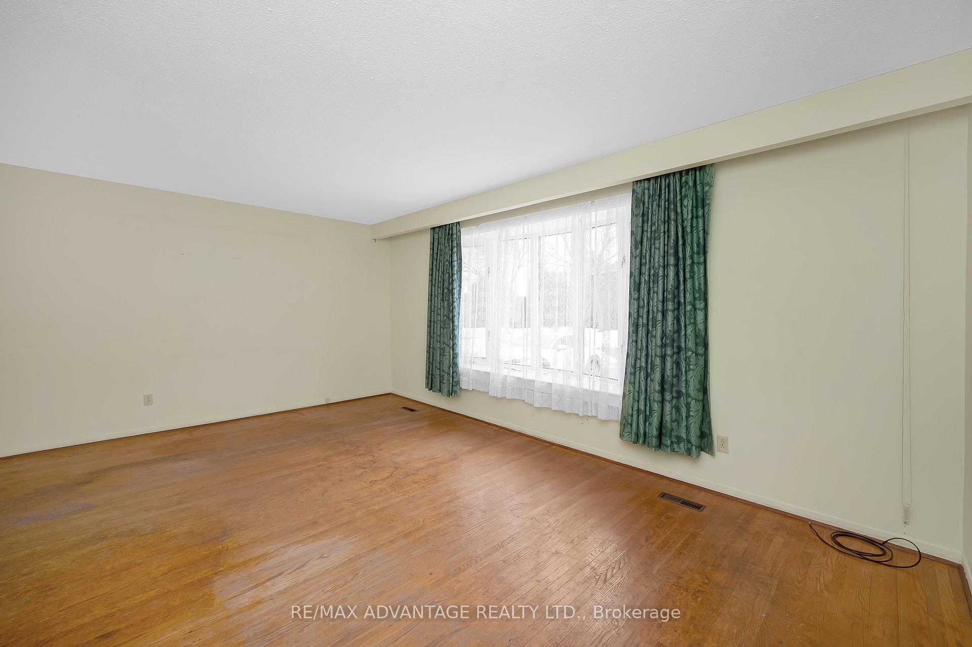 Photo 7 of 579 Galway Drive, Burlington, Shoreacres — HOMEH