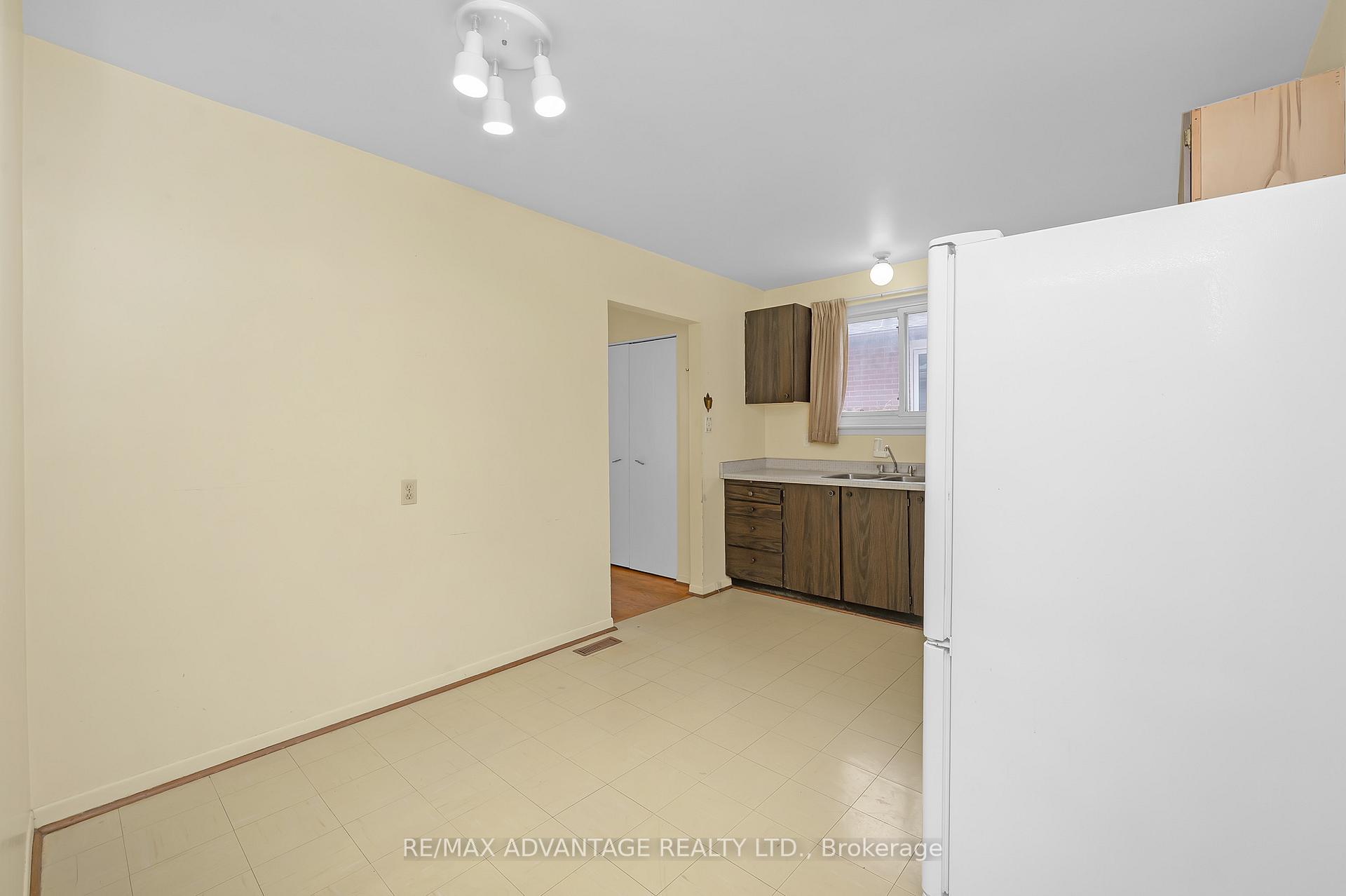 Photo 11 of 579 Galway Drive, Burlington, Shoreacres — HOMEH