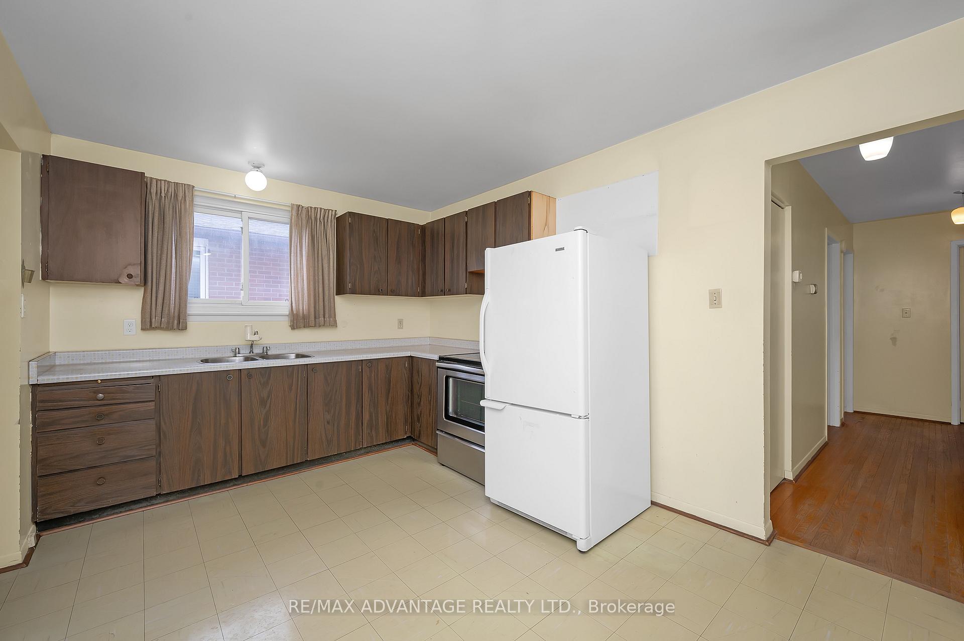 Photo 12 of 579 Galway Drive, Burlington, Shoreacres — HOMEH
