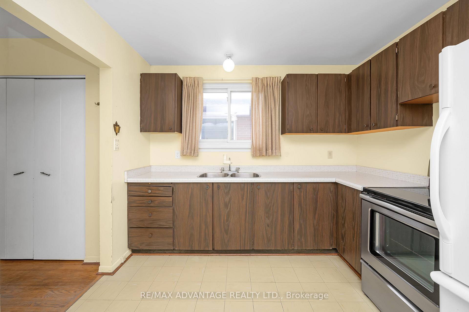 Photo 13 of 579 Galway Drive, Burlington, Shoreacres — HOMEH