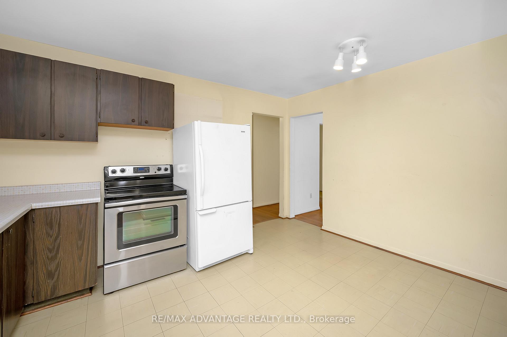 Photo 14 of 579 Galway Drive, Burlington, Shoreacres — HOMEH