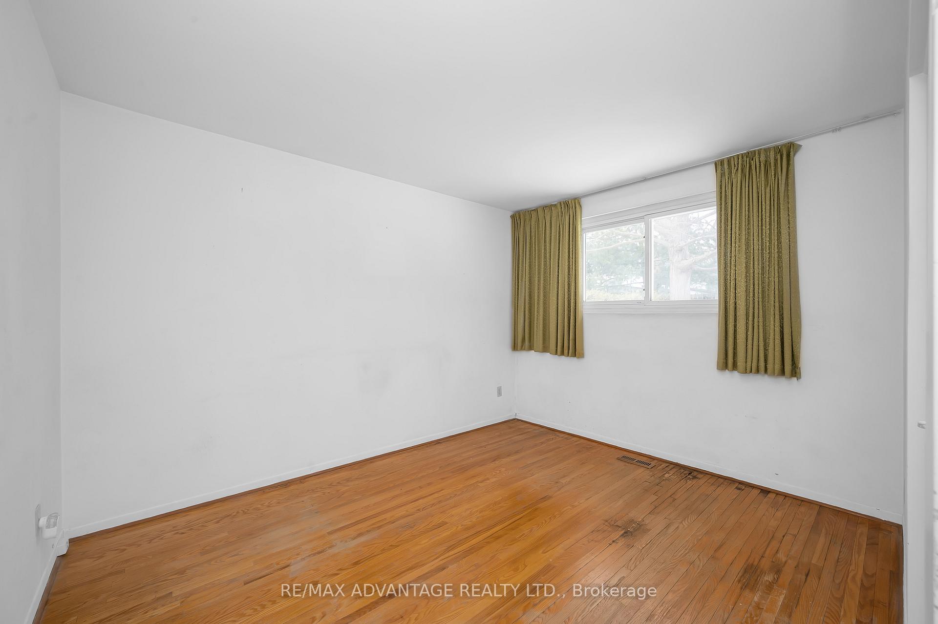 Photo 15 of 579 Galway Drive, Burlington, Shoreacres — HOMEH
