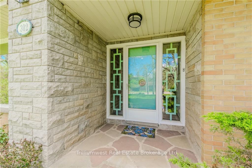 Photo 9 of 302 Edinburgh Road S, Guelph, Dovercliffe Park/Old University — HOMEH