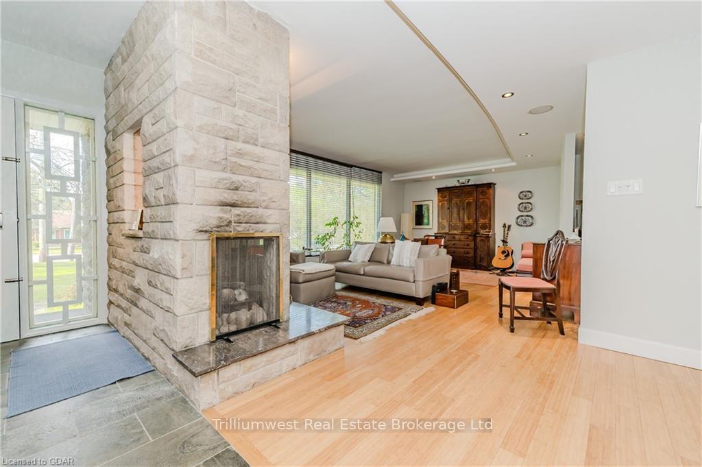 Photo 11 of 302 Edinburgh Road S, Guelph, Dovercliffe Park/Old University — HOMEH