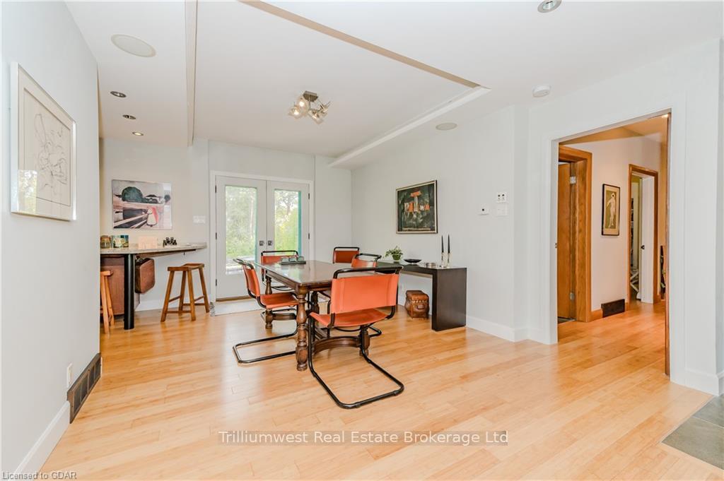 Photo 18 of 302 Edinburgh Road S, Guelph, Dovercliffe Park/Old University — HOMEH