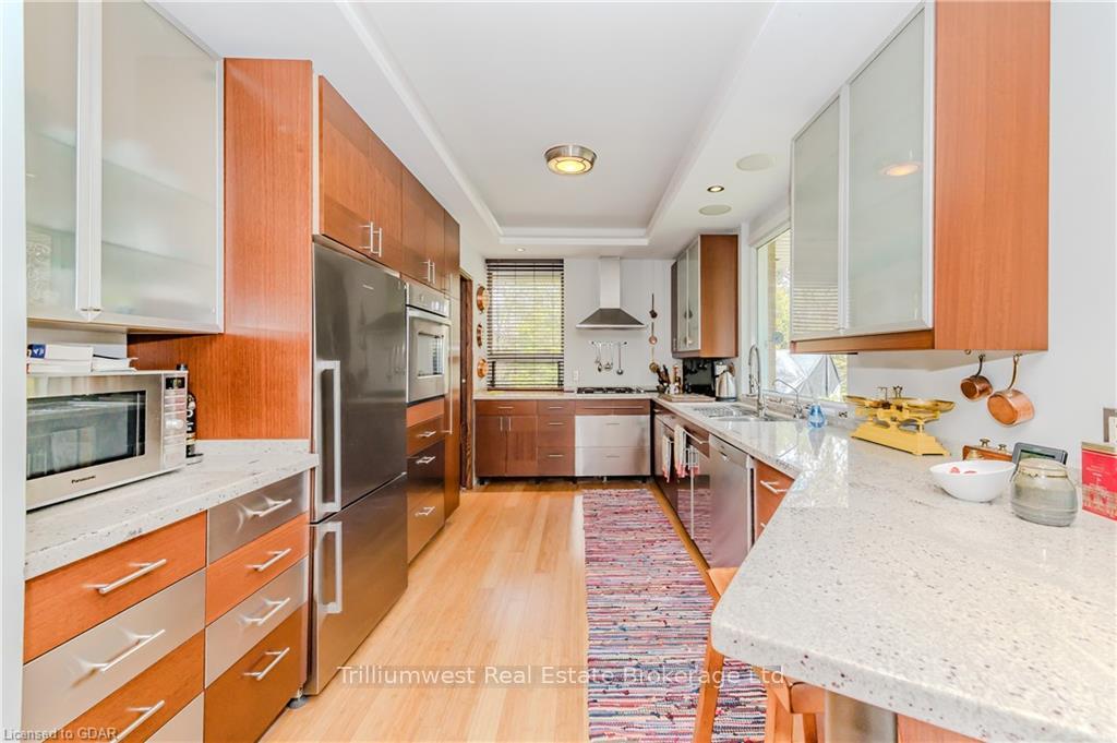 Photo 20 of 302 Edinburgh Road S, Guelph, Dovercliffe Park/Old University — HOMEH
