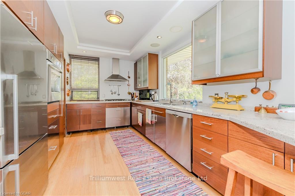 Photo 21 of 302 Edinburgh Road S, Guelph, Dovercliffe Park/Old University — HOMEH