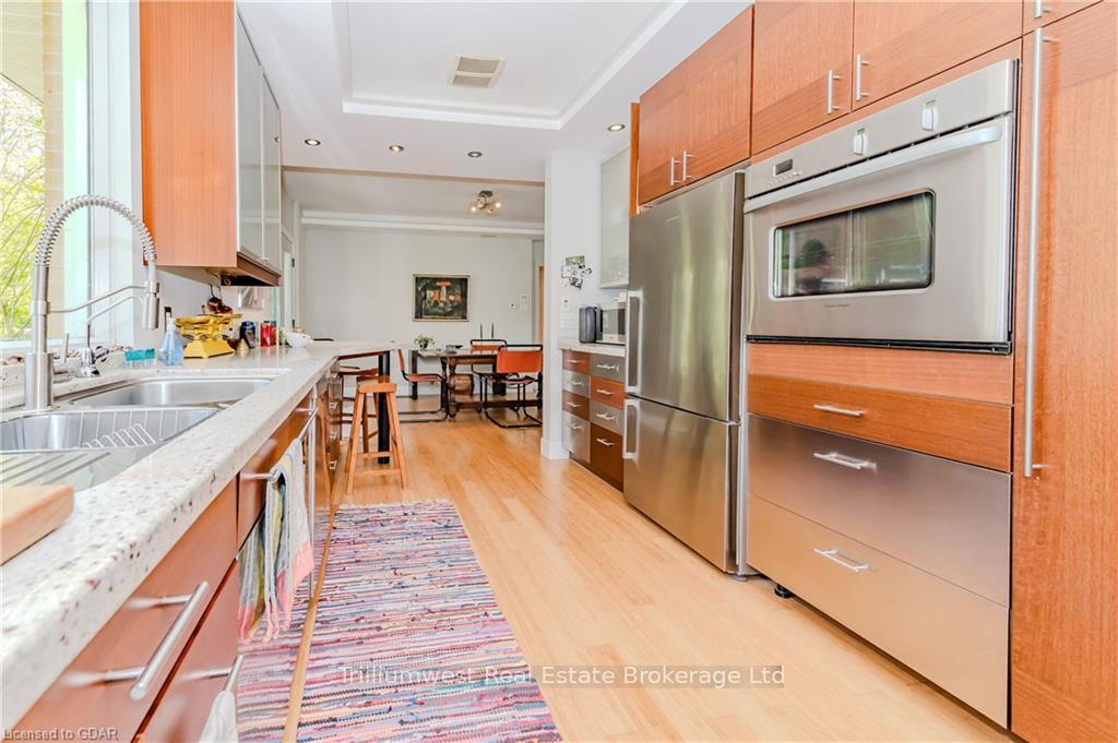 Photo 23 of 302 Edinburgh Road S, Guelph, Dovercliffe Park/Old University — HOMEH