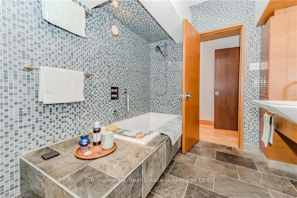 Photo 34 of 302 Edinburgh Road S, Guelph, Dovercliffe Park/Old University — HOMEH
