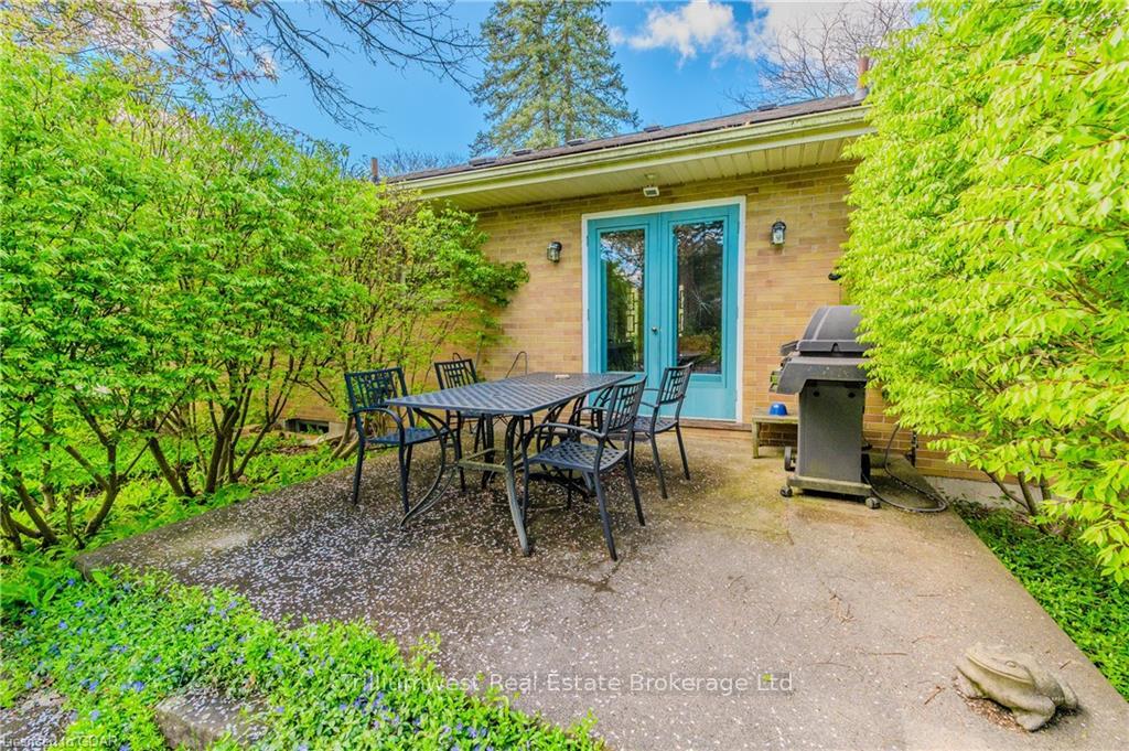 Photo 40 of 302 Edinburgh Road S, Guelph, Dovercliffe Park/Old University — HOMEH