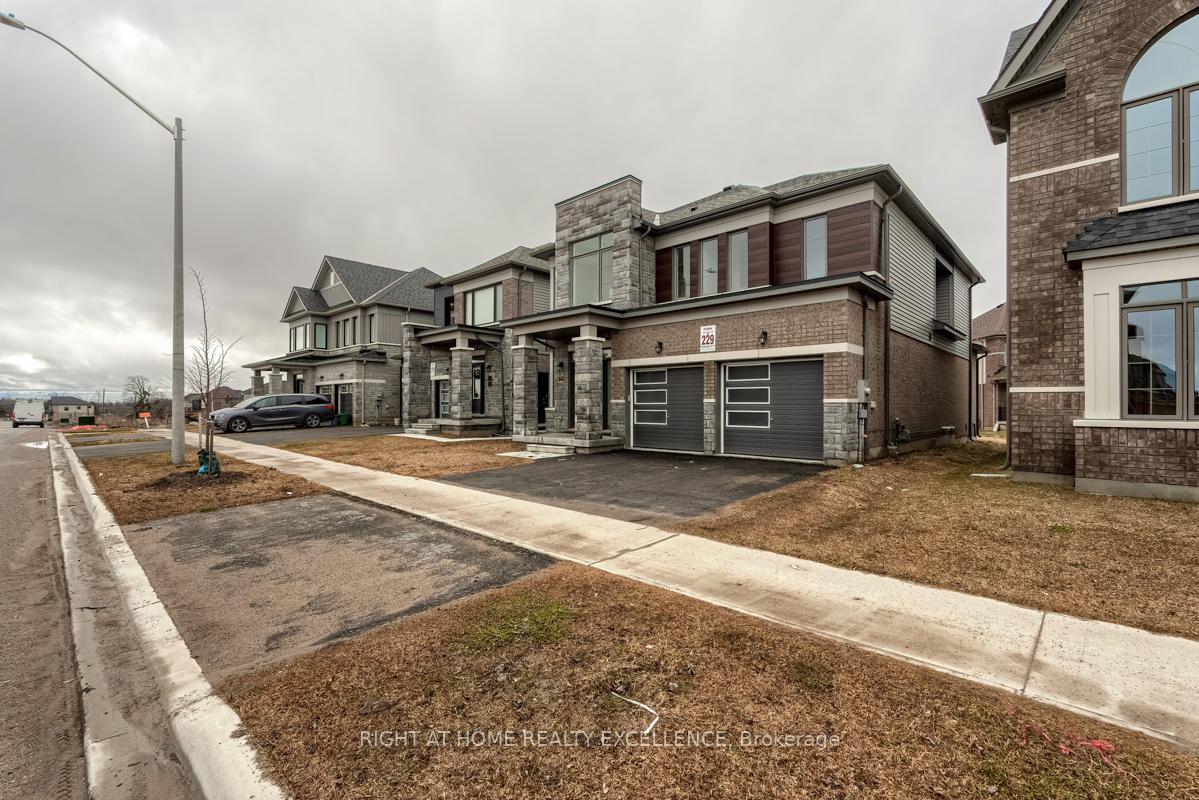 Photo 3 of 73 Nottingham Road E, Barrie, Innis-Shore — HOMEH