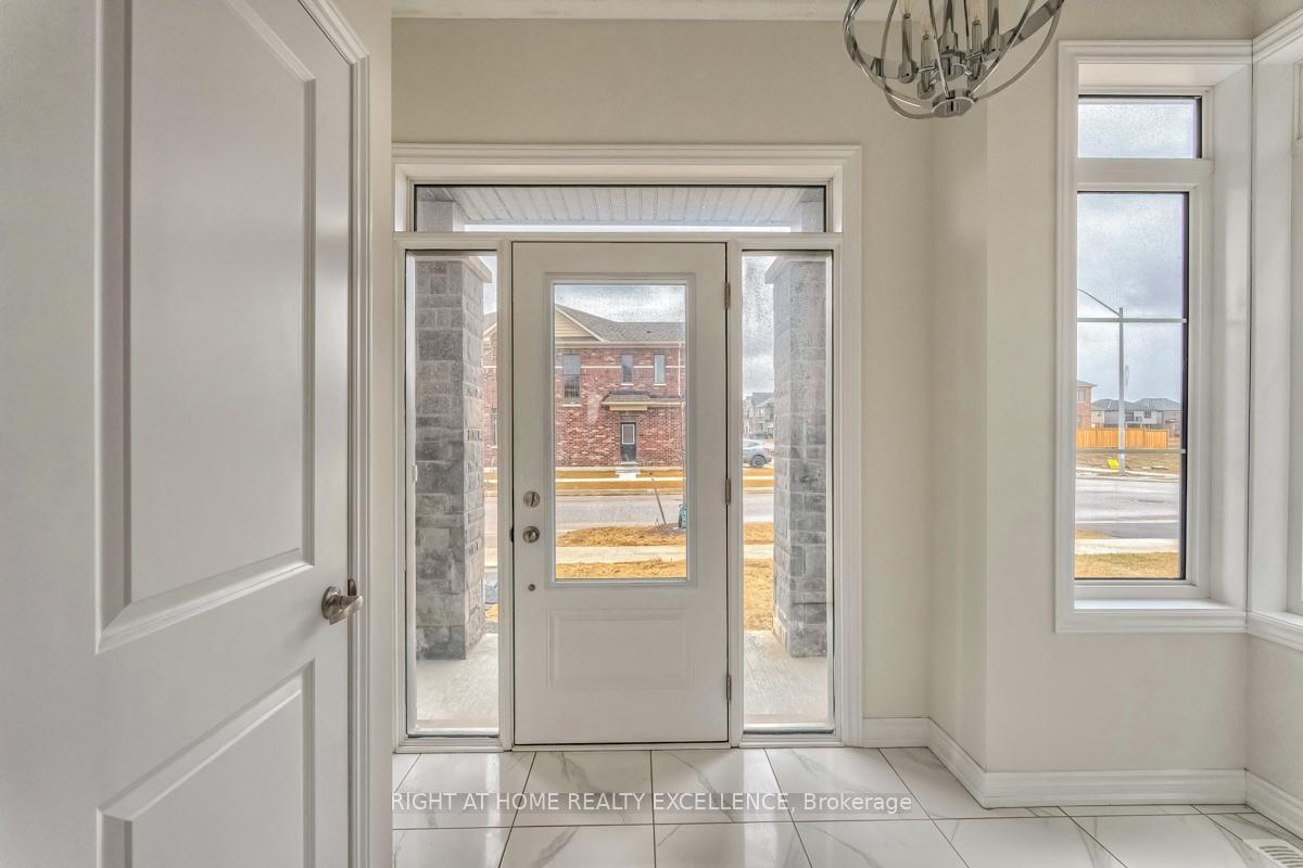 Photo 6 of 73 Nottingham Road E, Barrie, Innis-Shore — HOMEH
