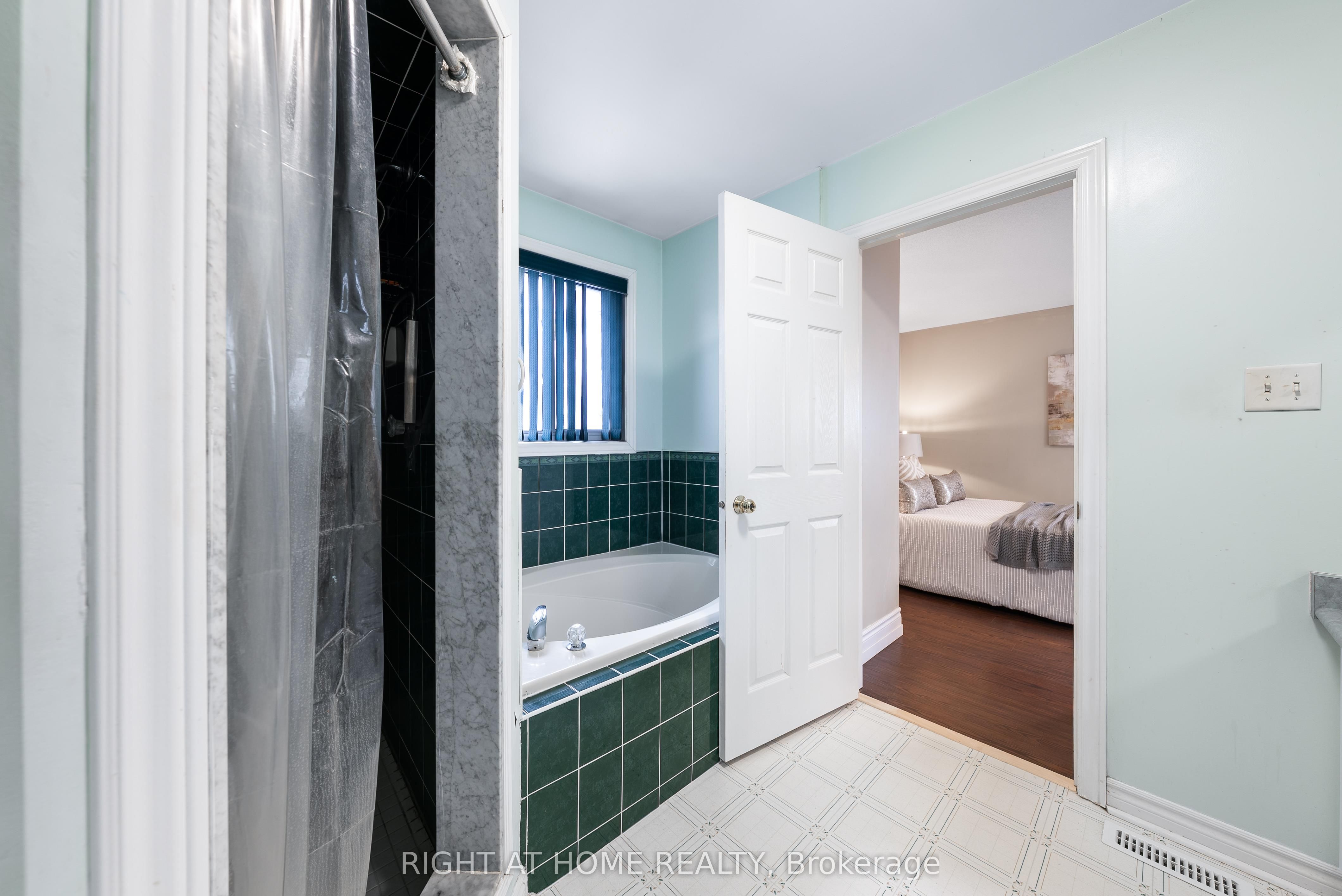 Photo 18 of 107 Madelaine Drive, Barrie, Painswick South — HOMEH