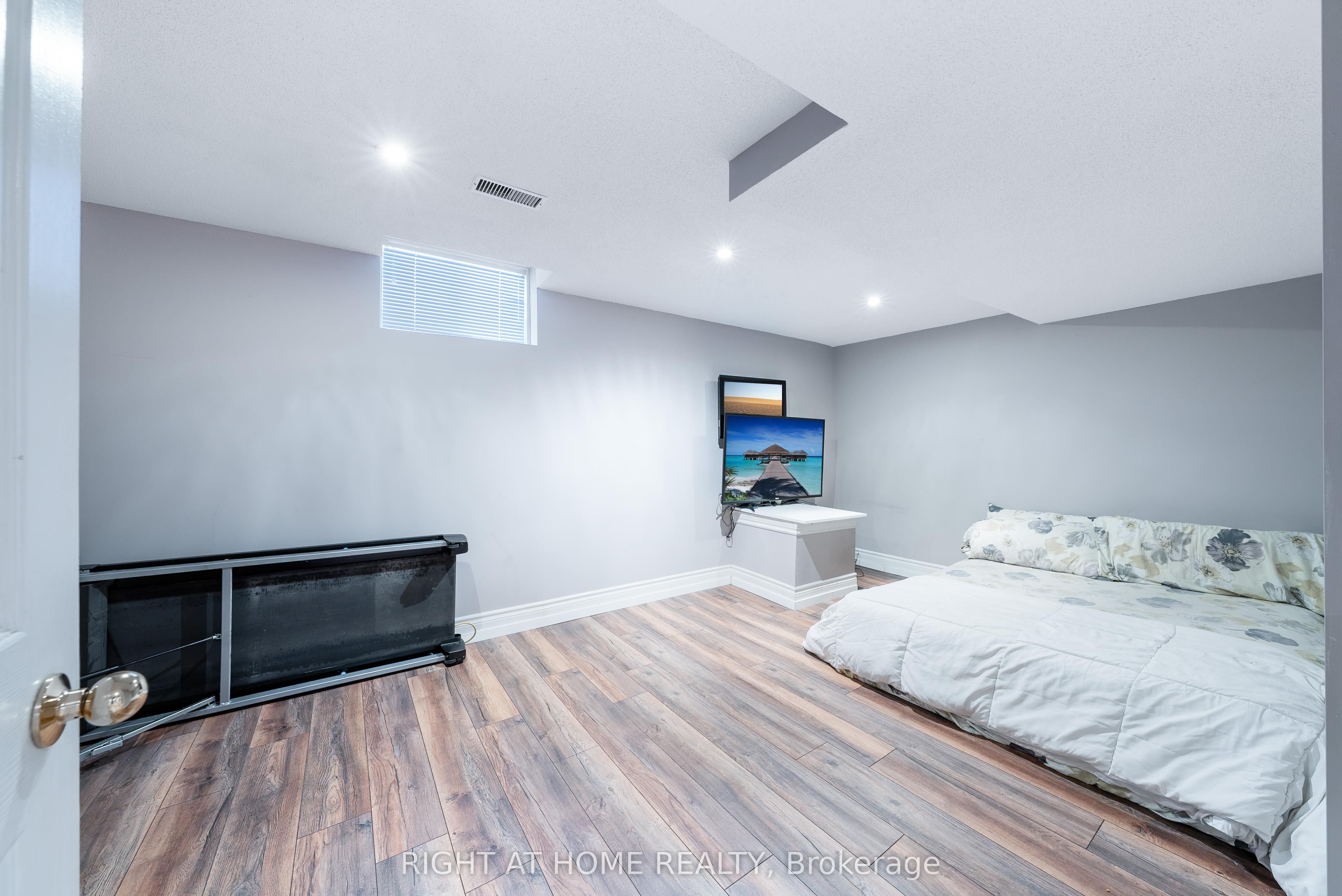 Photo 28 of 107 Madelaine Drive, Barrie, Painswick South — HOMEH