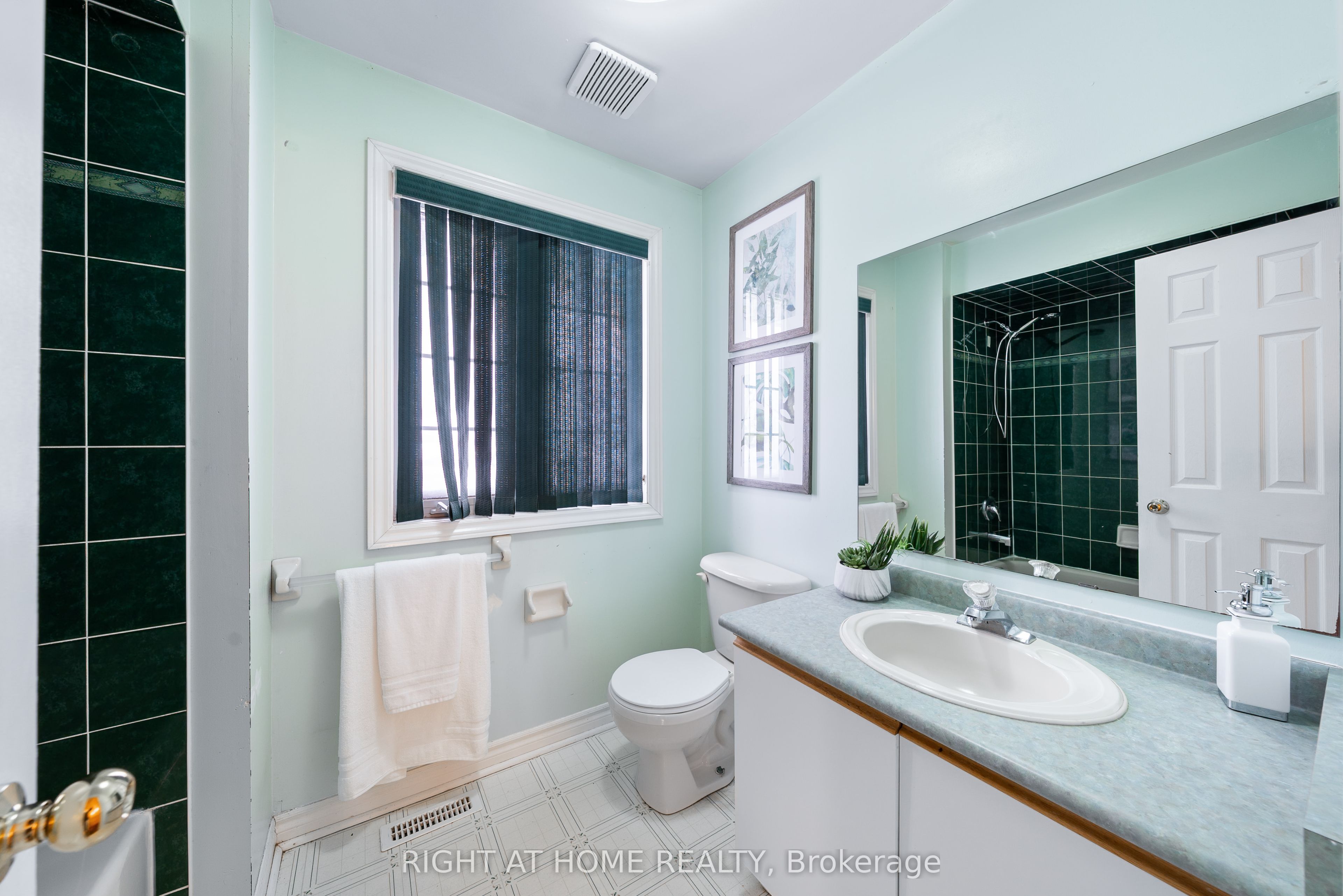 Photo 23 of 107 Madelaine Drive, Barrie, Painswick South — HOMEH