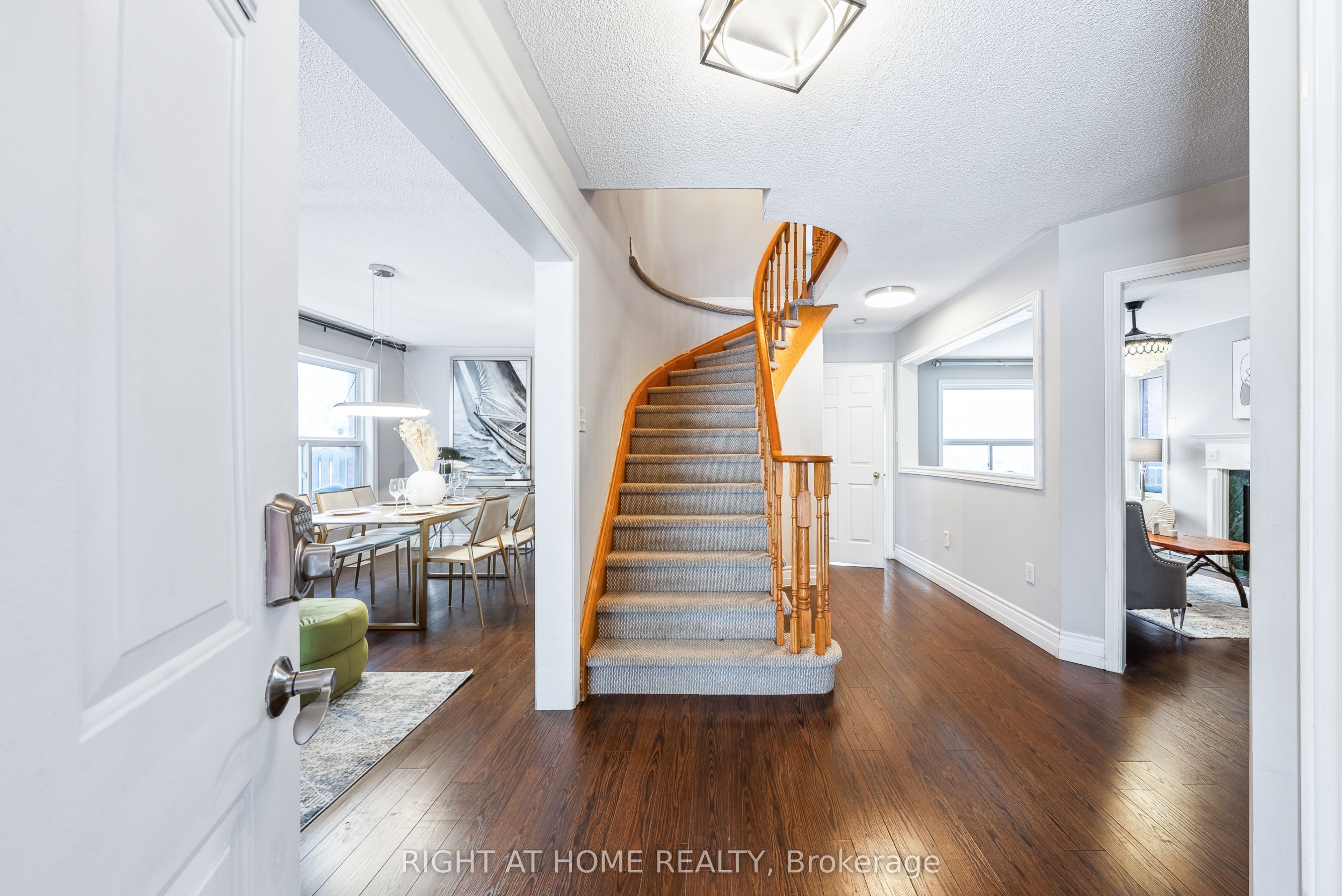 Photo 3 of 107 Madelaine Drive, Barrie, Painswick South — HOMEH
