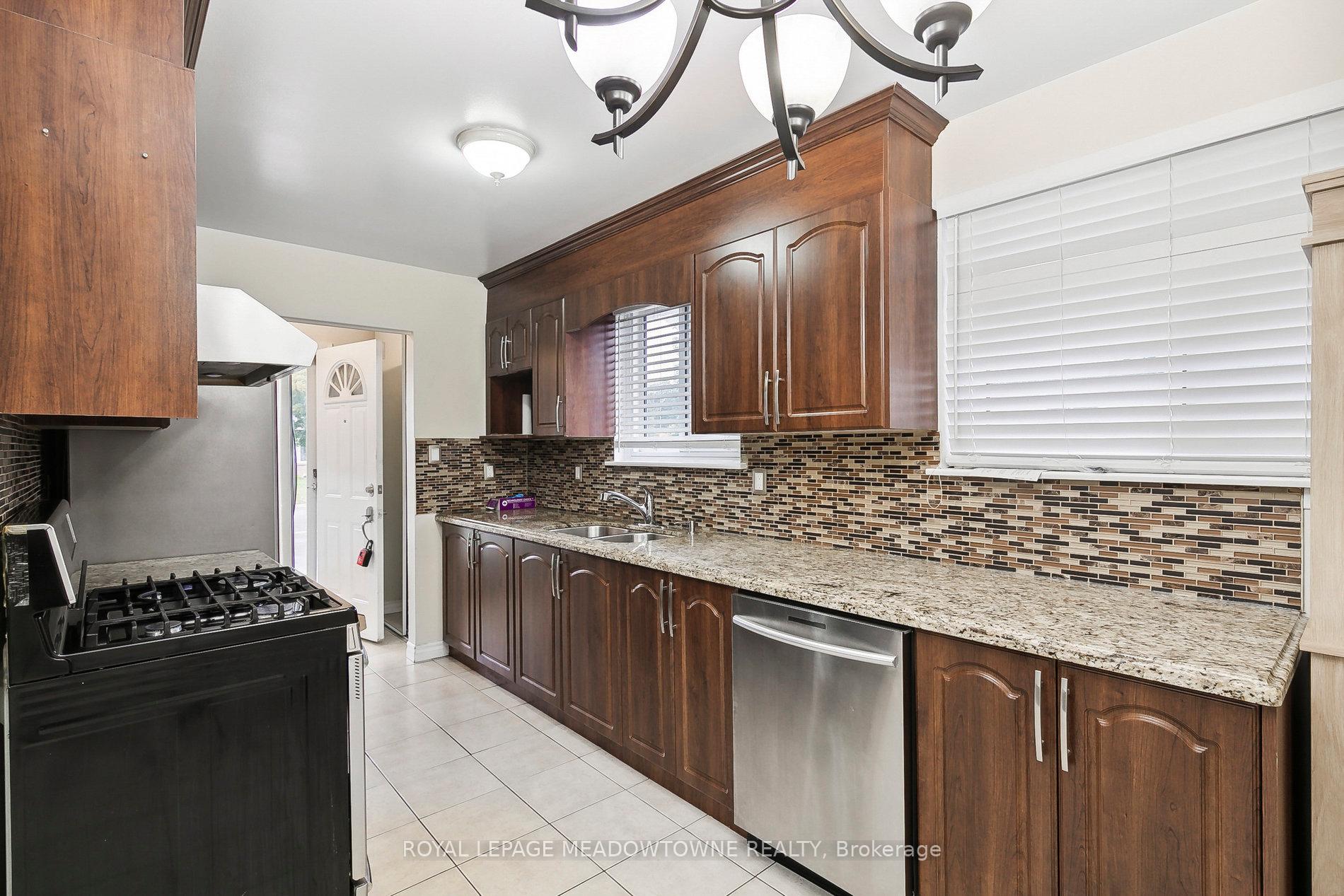 Photo 4 of Unit Upper, 11 Juniper Crescent, Brampton, Northgate — HOMEH