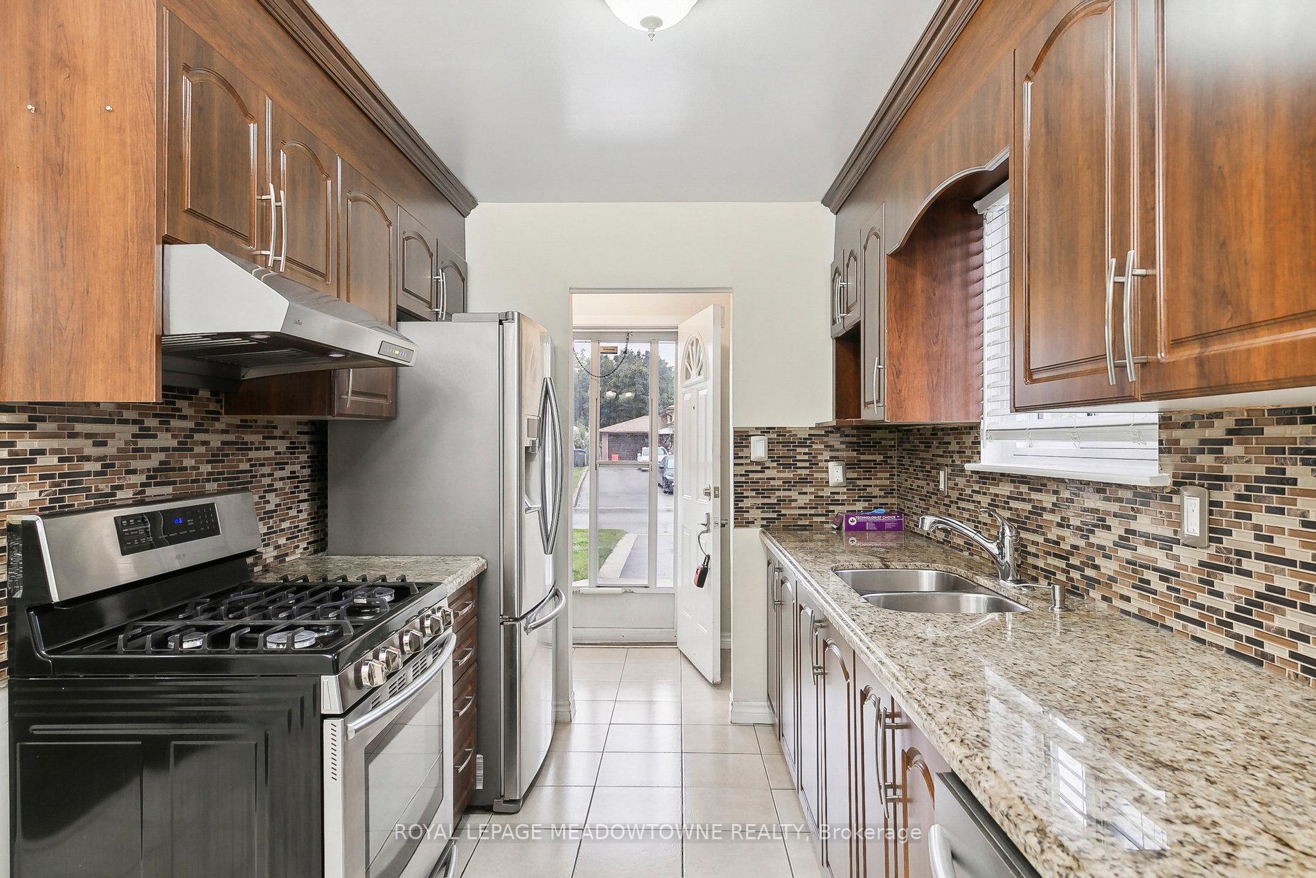 Photo 5 of Unit Upper, 11 Juniper Crescent, Brampton, Northgate — HOMEH
