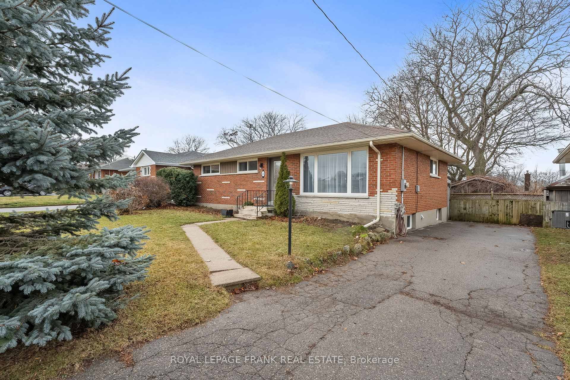 Photo 3 of 40 Athabasca Street, Oshawa, Donevan — HOMEH