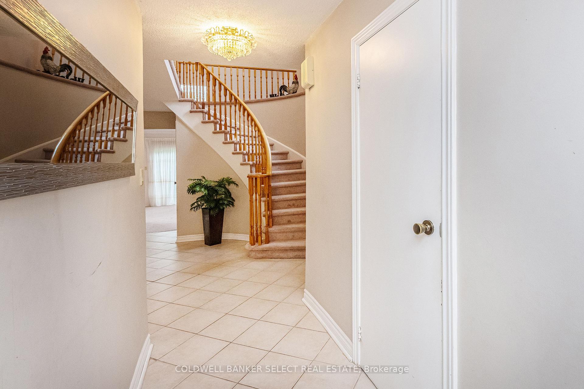 Photo 4 of 43 Morton Way, Brampton, Fletcher's West — HOMEH
