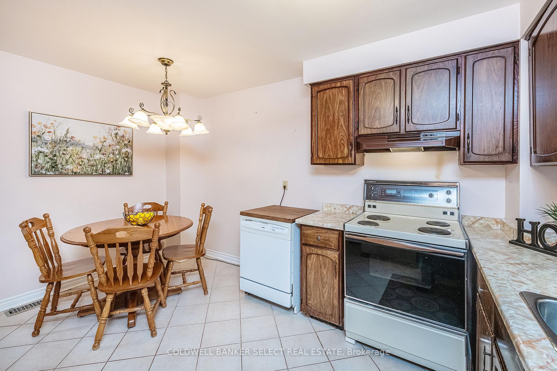 Photo 8 of 43 Morton Way, Brampton, Fletcher's West — HOMEH