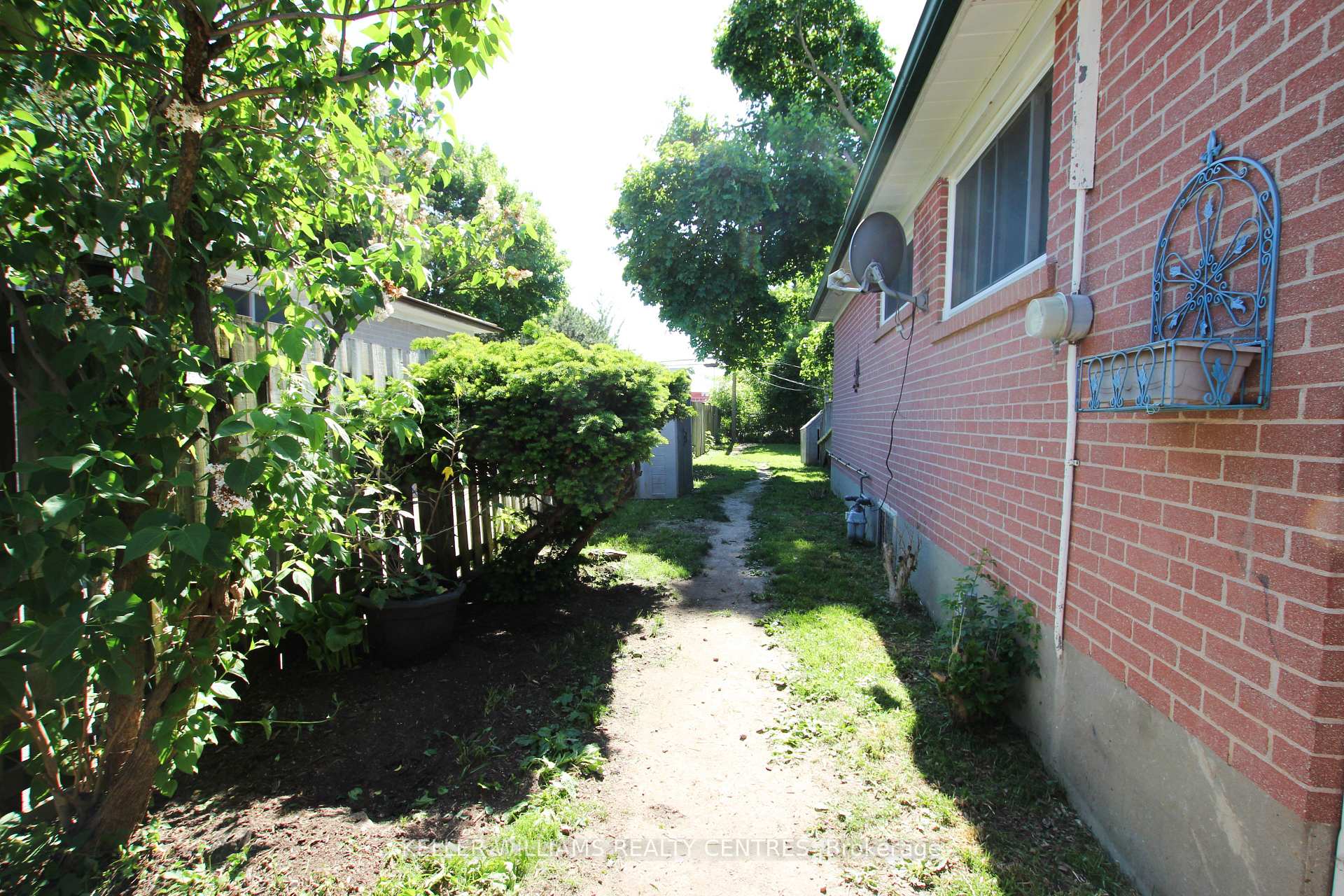 Photo 23 of 224 Axminster Drive, Richmond Hill, Crosby — HOMEH