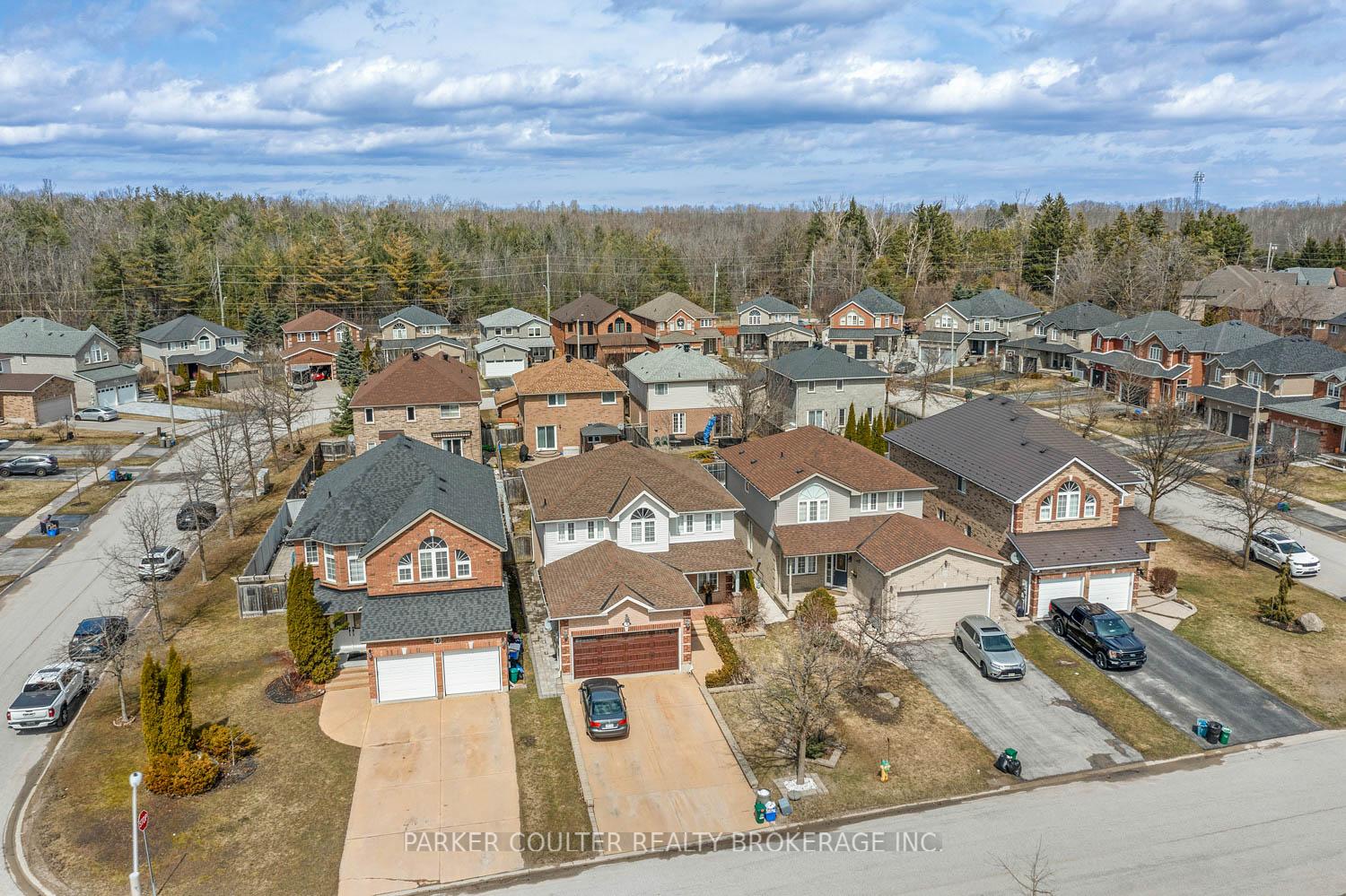 Photo 3 of 77 Balmoral Place, Barrie, Innis-Shore — HOMEH