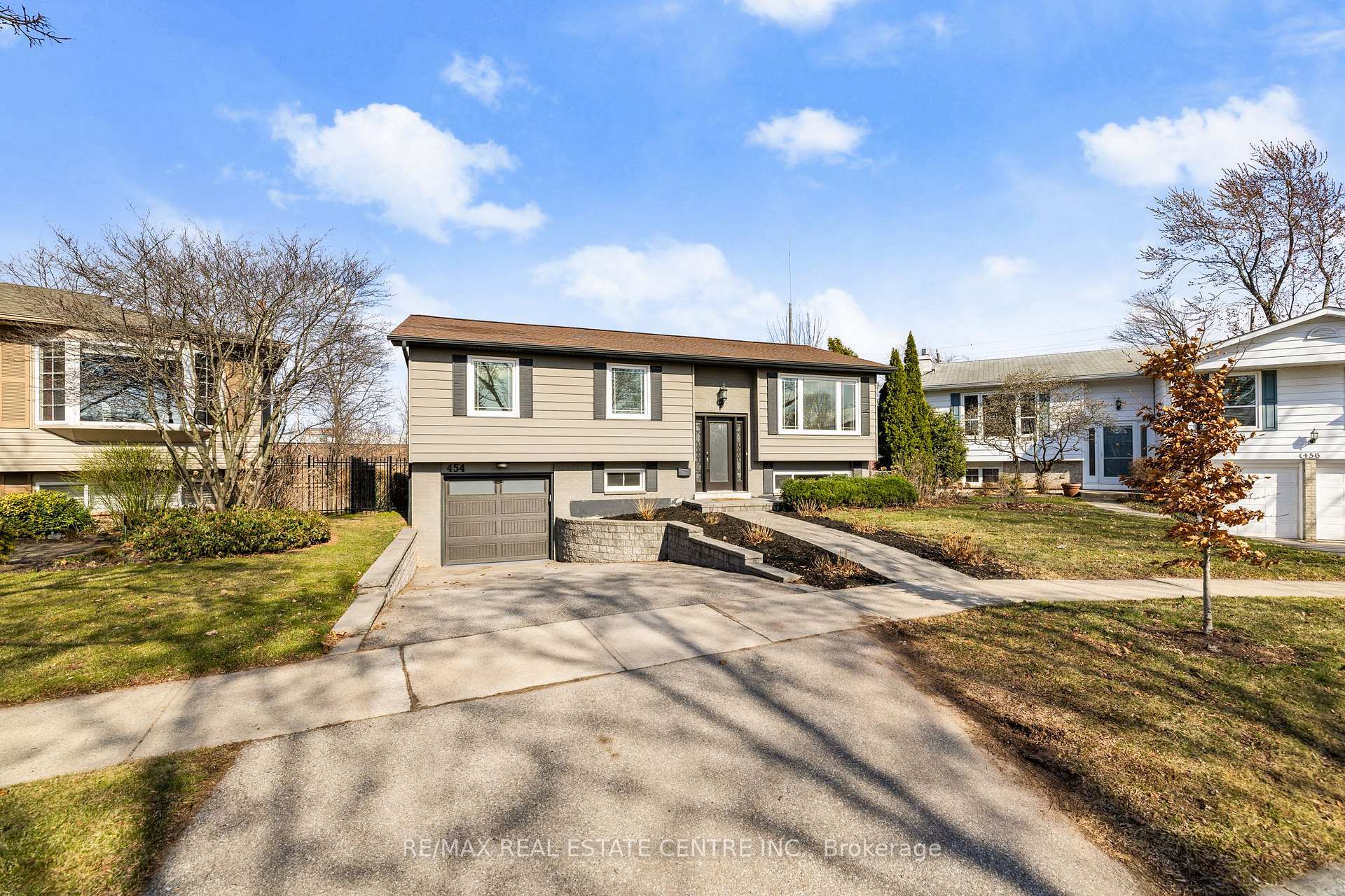 Photo 1 of 454 Sparling Crescent, Burlington, Shoreacres — HOMEH