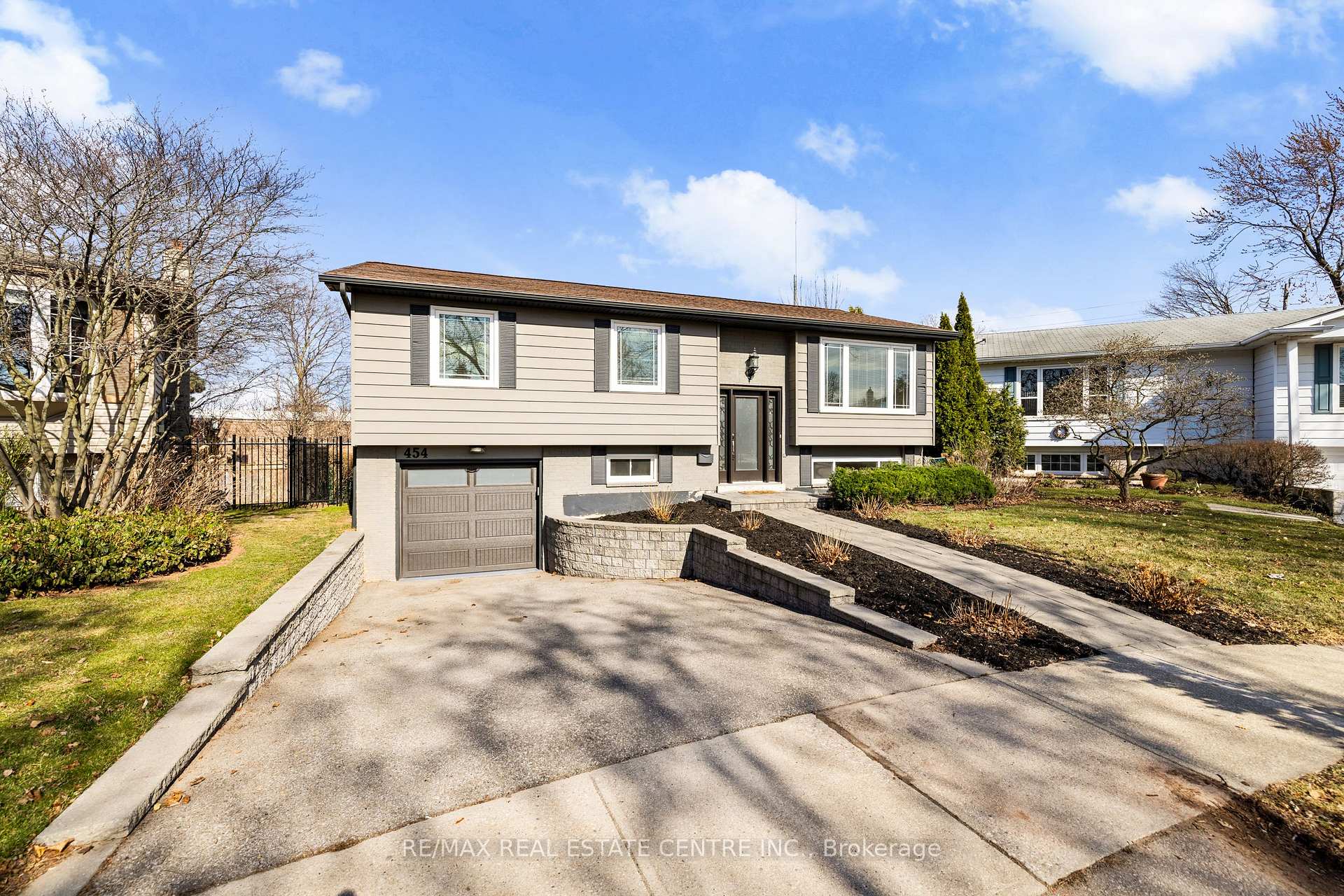 Photo 2 of 454 Sparling Crescent, Burlington, Shoreacres — HOMEH