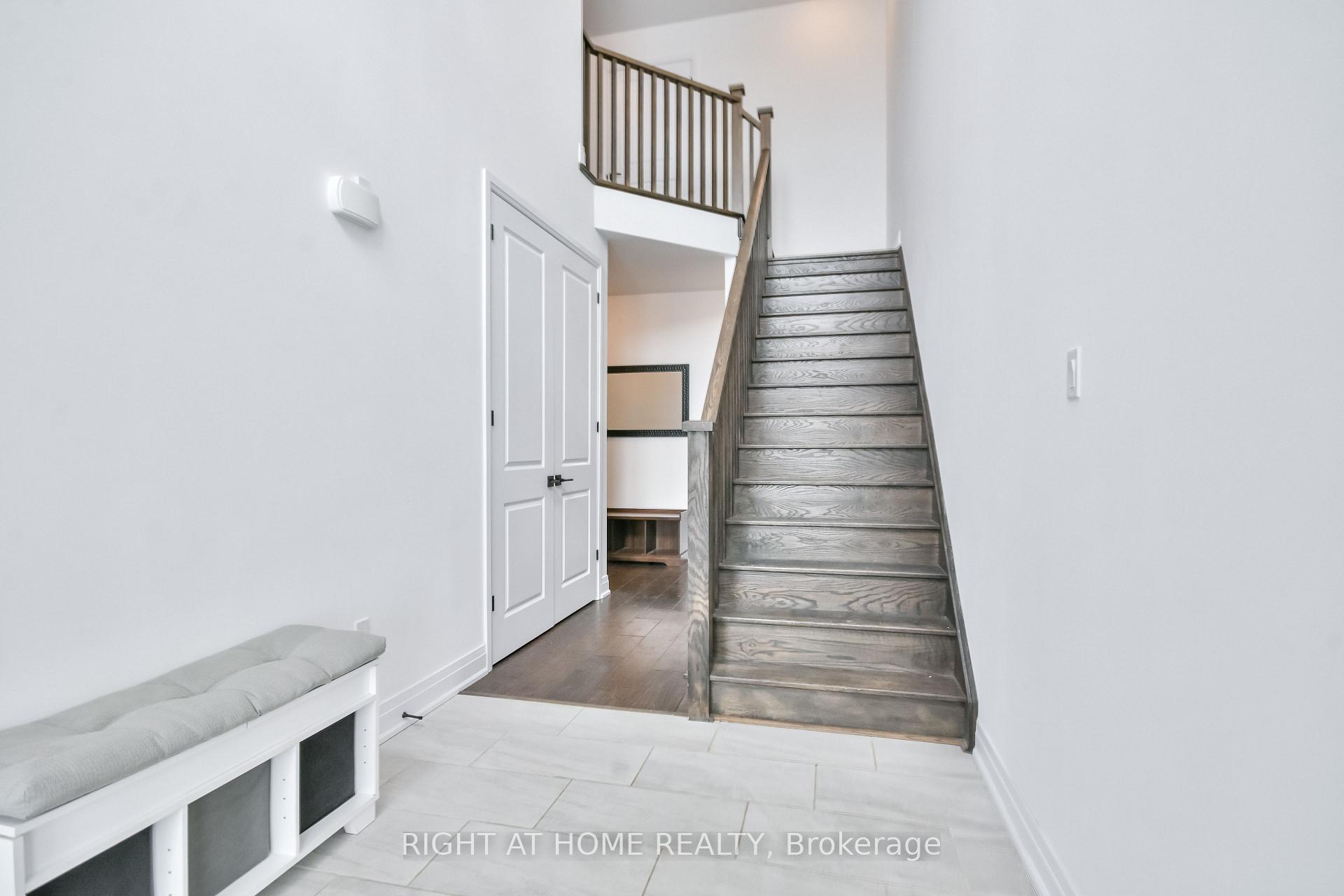 Photo 4 of 51 Franklin Trail, Barrie, Rural Barrie Southwest — HOMEH