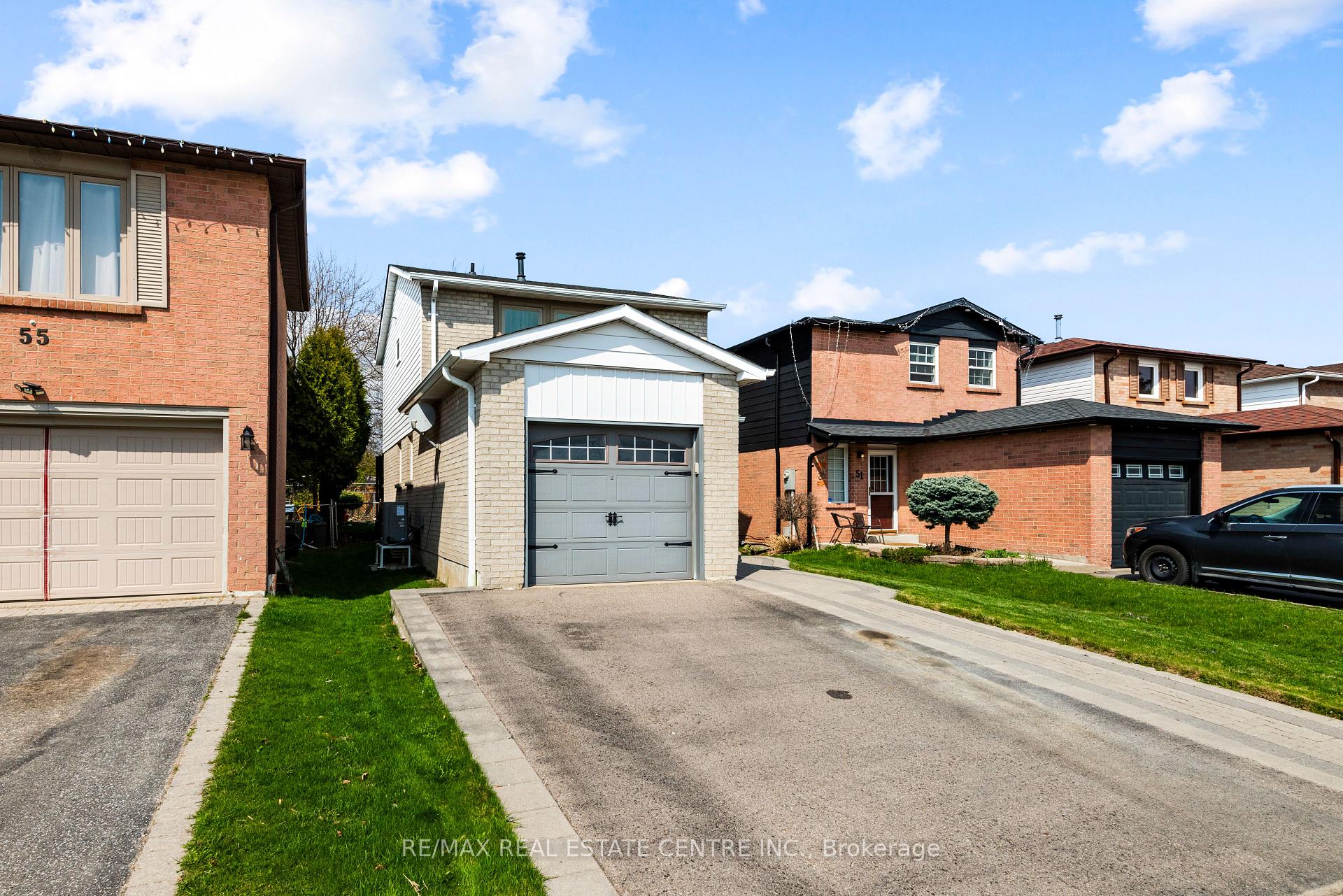 Photo 4 of 53 Martindale Crescent, Brampton, Brampton West — HOMEH