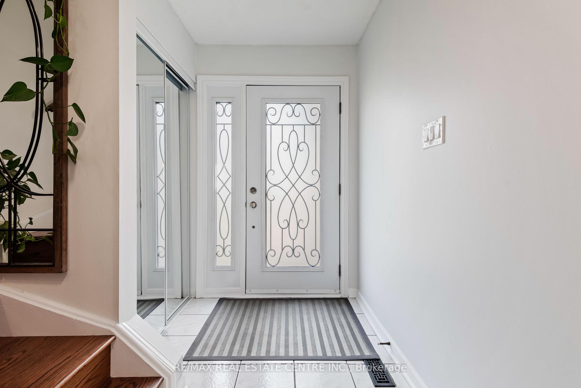 Photo 5 of 53 Martindale Crescent, Brampton, Brampton West — HOMEH