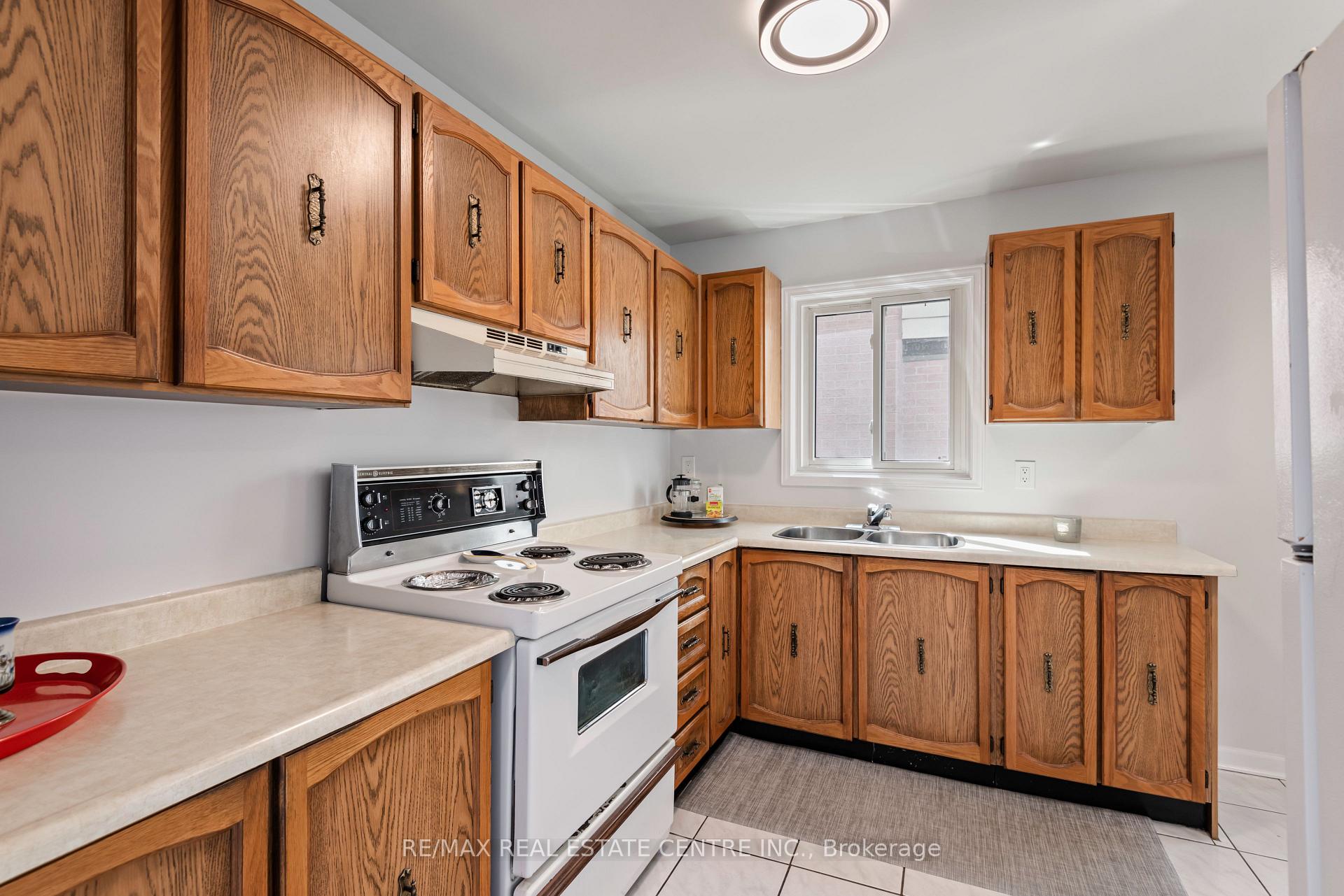Photo 11 of 53 Martindale Crescent, Brampton, Brampton West — HOMEH