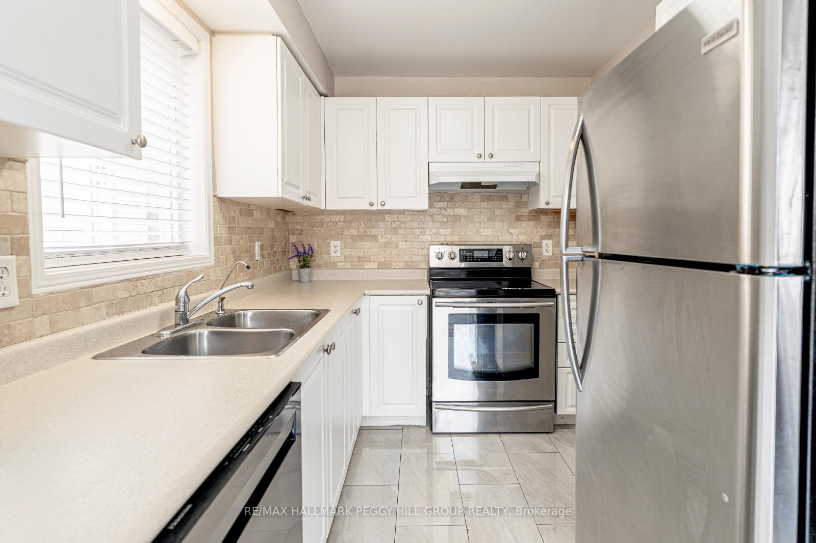 Photo 5 of 24 Coronation Parkway, Barrie, Innis-Shore — HOMEH