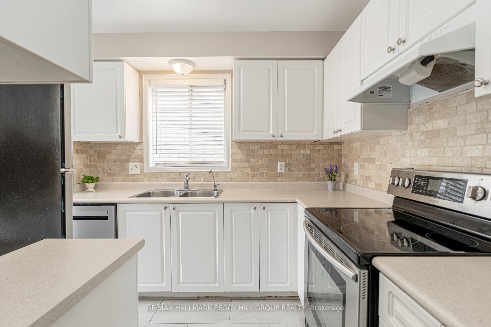 Photo 6 of 24 Coronation Parkway, Barrie, Innis-Shore — HOMEH