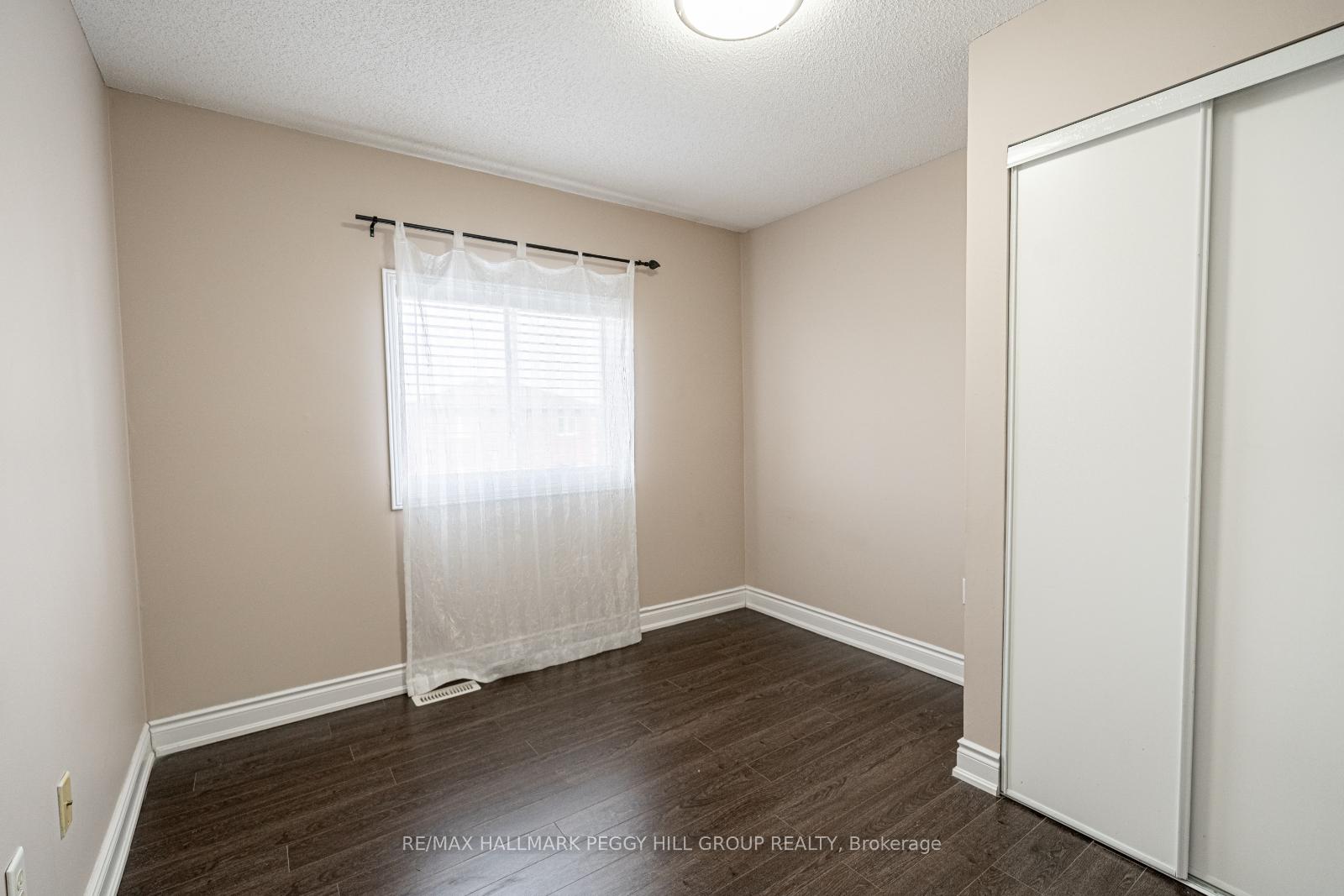 Photo 9 of 24 Coronation Parkway, Barrie, Innis-Shore — HOMEH