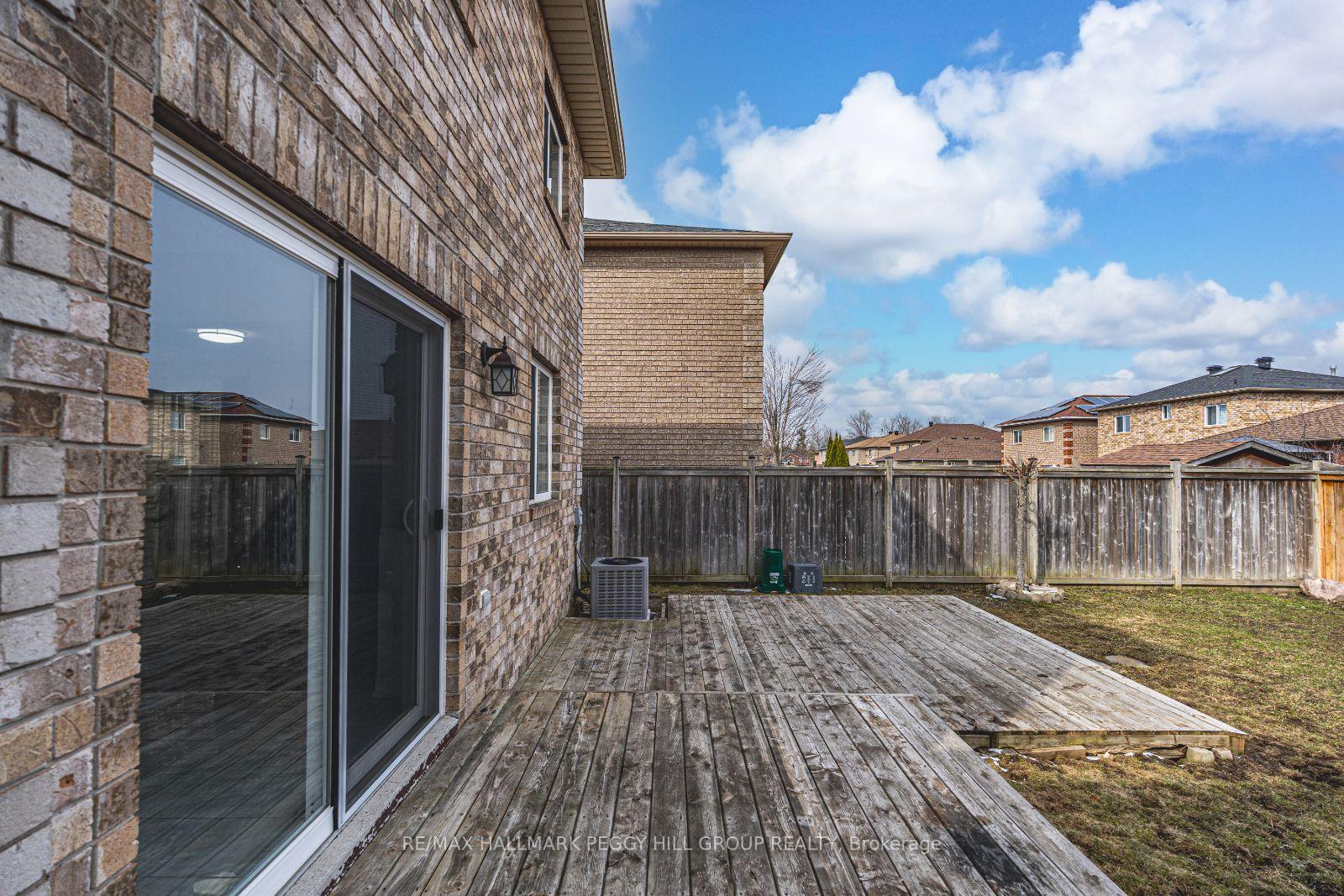 Photo 13 of 24 Coronation Parkway, Barrie, Innis-Shore — HOMEH