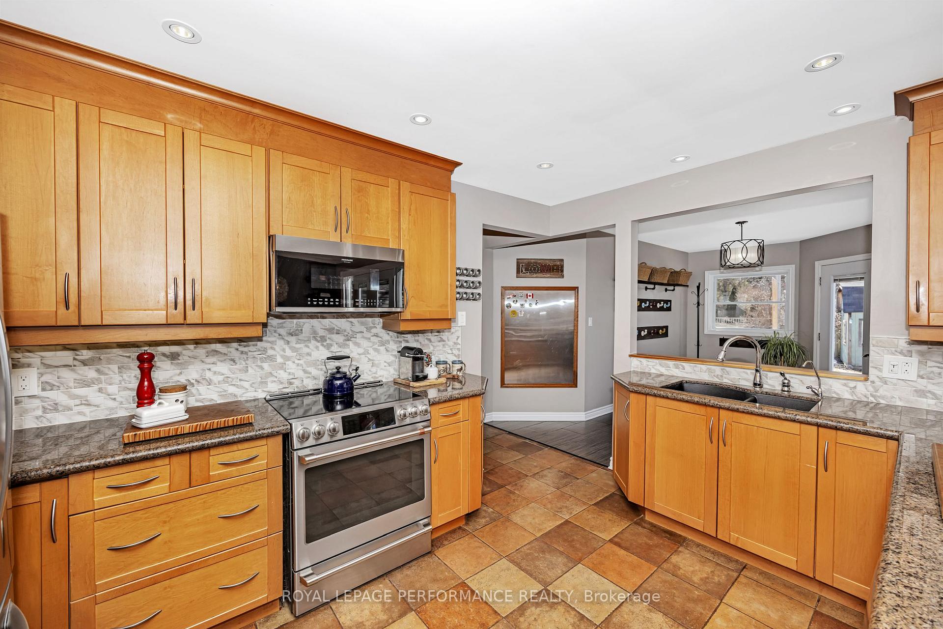 Photo 15 of 516 Sherbourne Road, Ottawa, Carlingwood — HOMEH