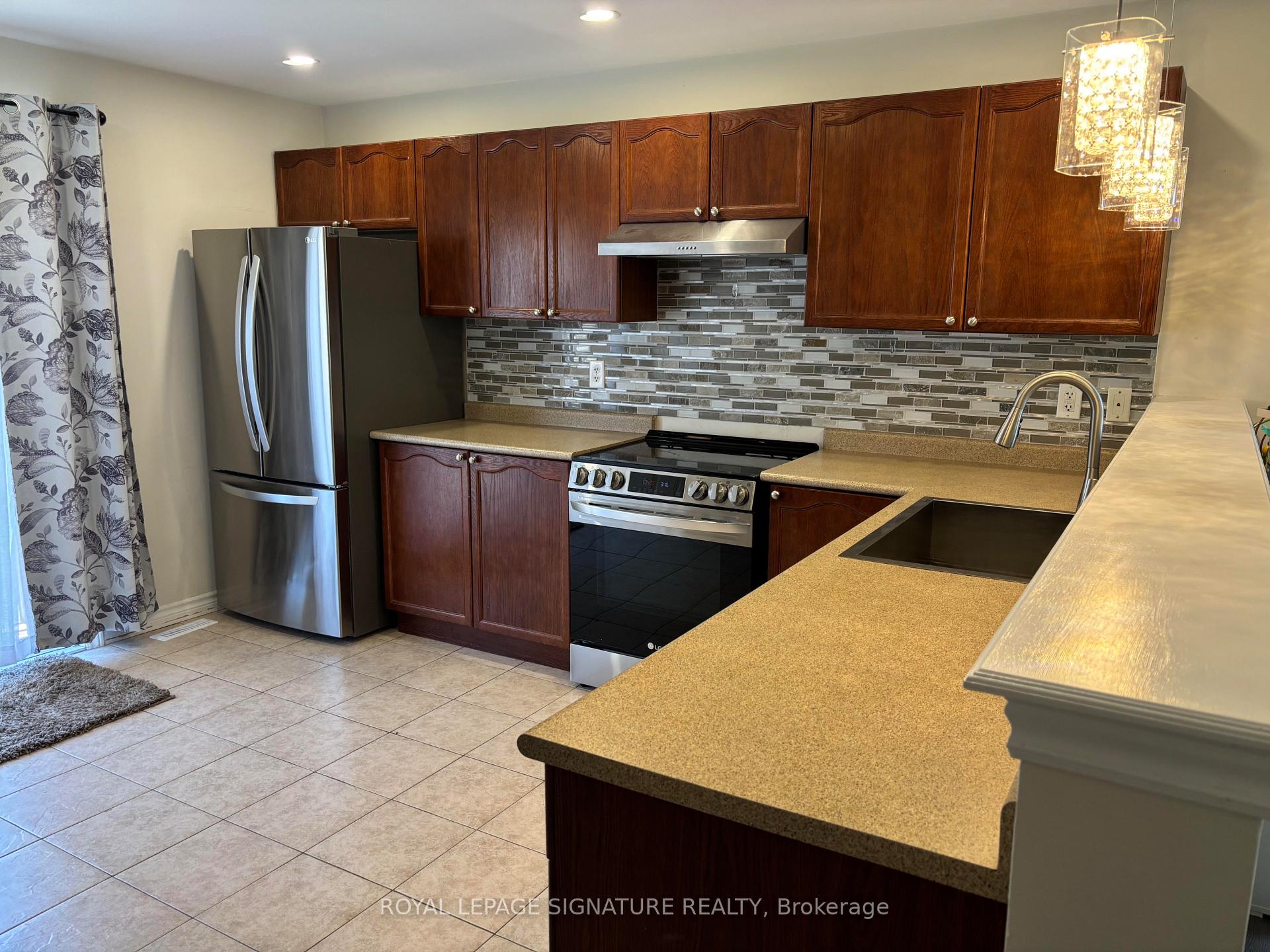 Photo 2 of 35 Saxon Road, Barrie, Innis-Shore — HOMEH