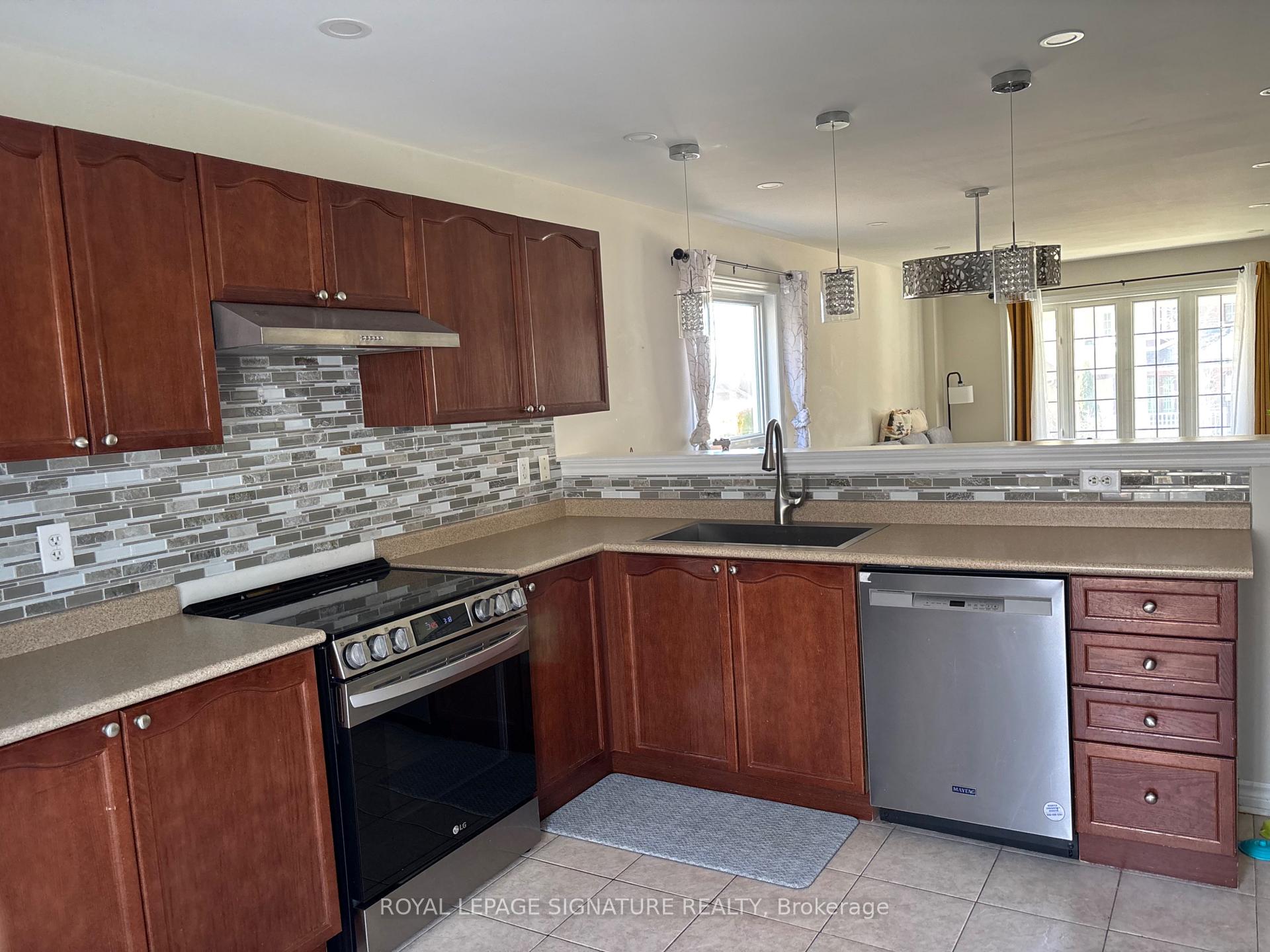 Photo 3 of 35 Saxon Road, Barrie, Innis-Shore — HOMEH