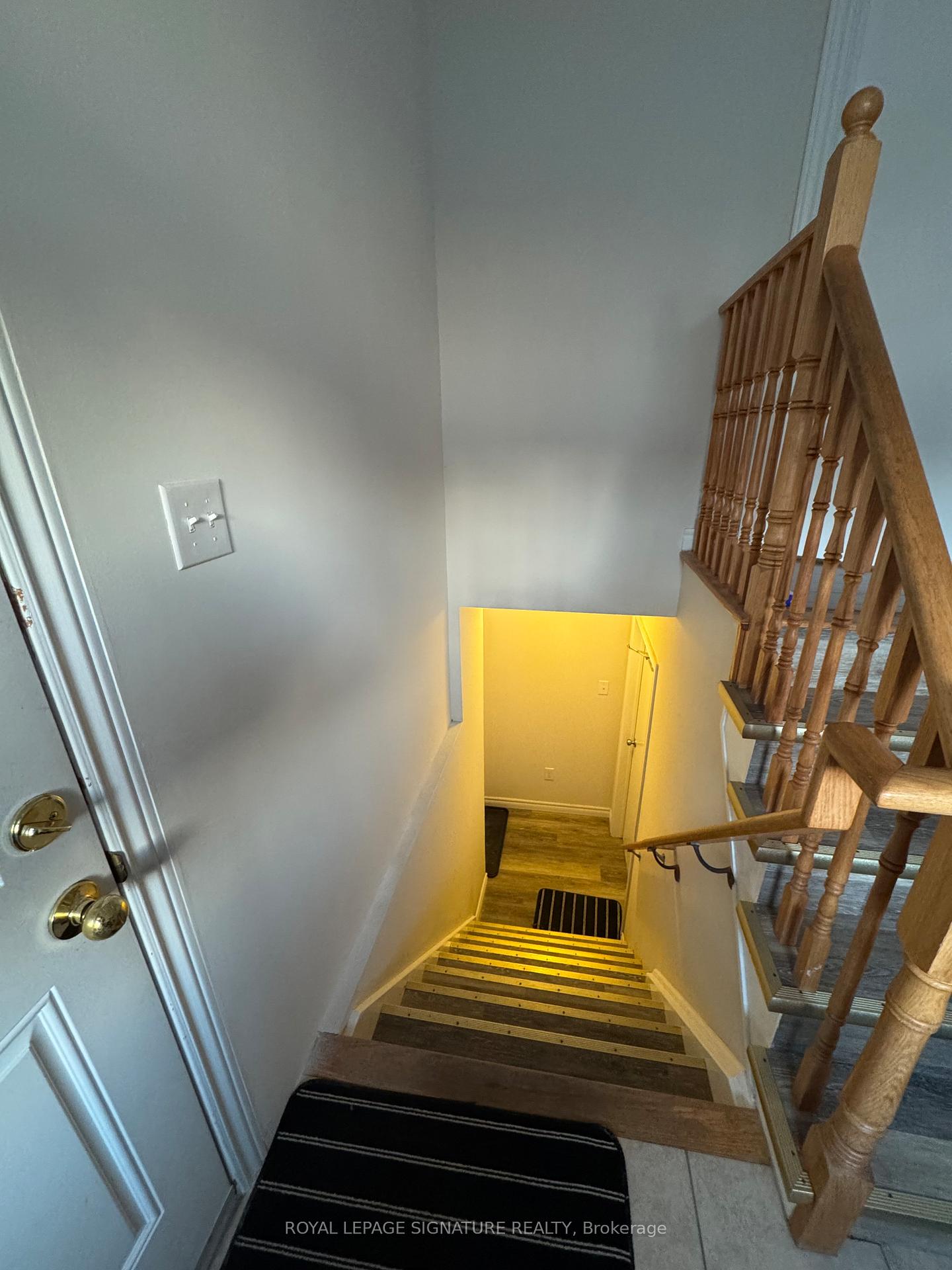 Photo 9 of 35 Saxon Road, Barrie, Innis-Shore — HOMEH