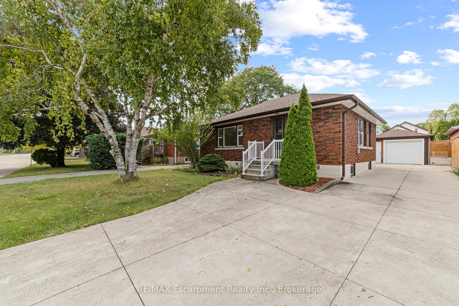 Photo 2 of 500 Rosseau Road, Hamilton, Rosedale — HOMEH
