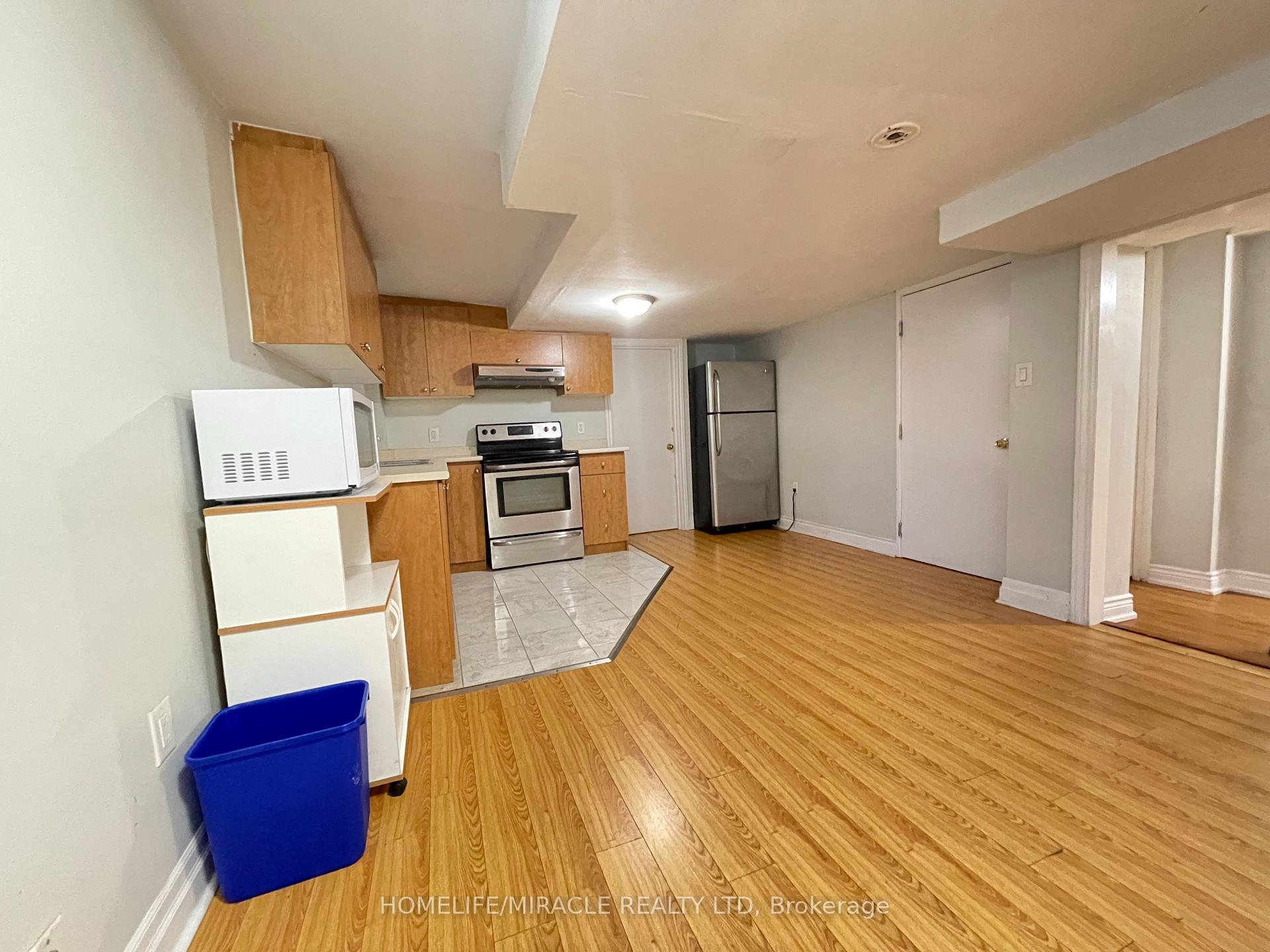Photo 2 of 28 Whitwell Drive, Brampton, Vales of Castlemore — HOMEH