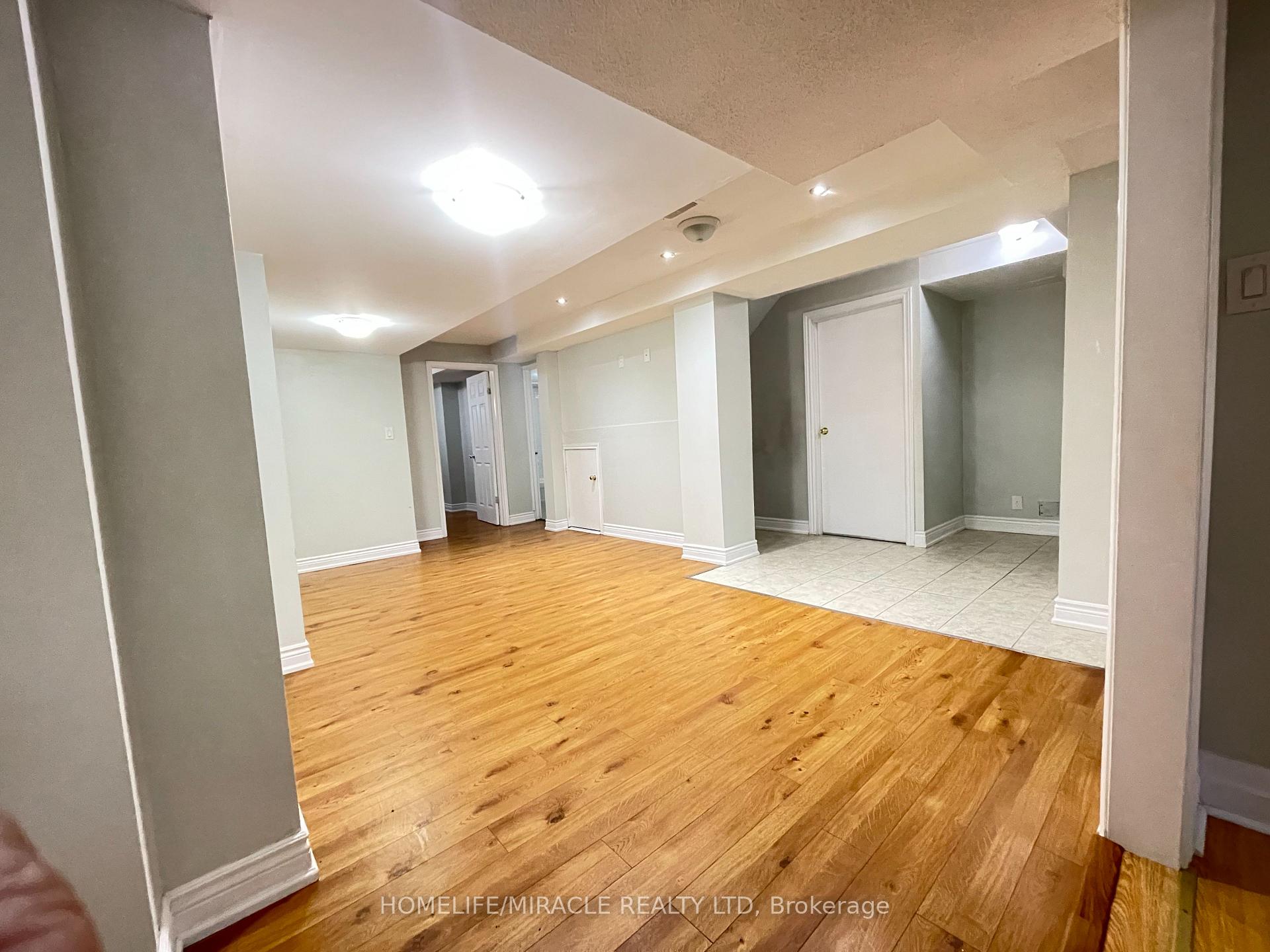 Photo 3 of 28 Whitwell Drive, Brampton, Vales of Castlemore — HOMEH