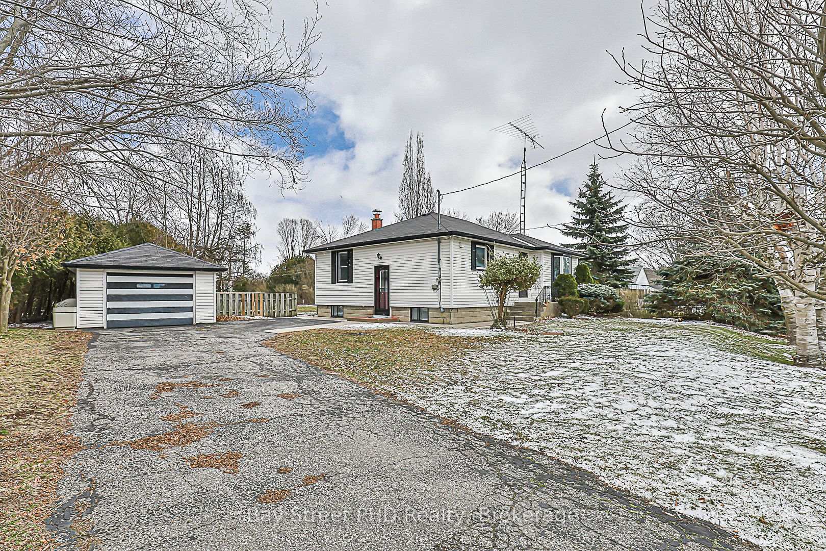 Photo 2 of 19 Herbert Avenue, Oshawa, Samac — HOMEH