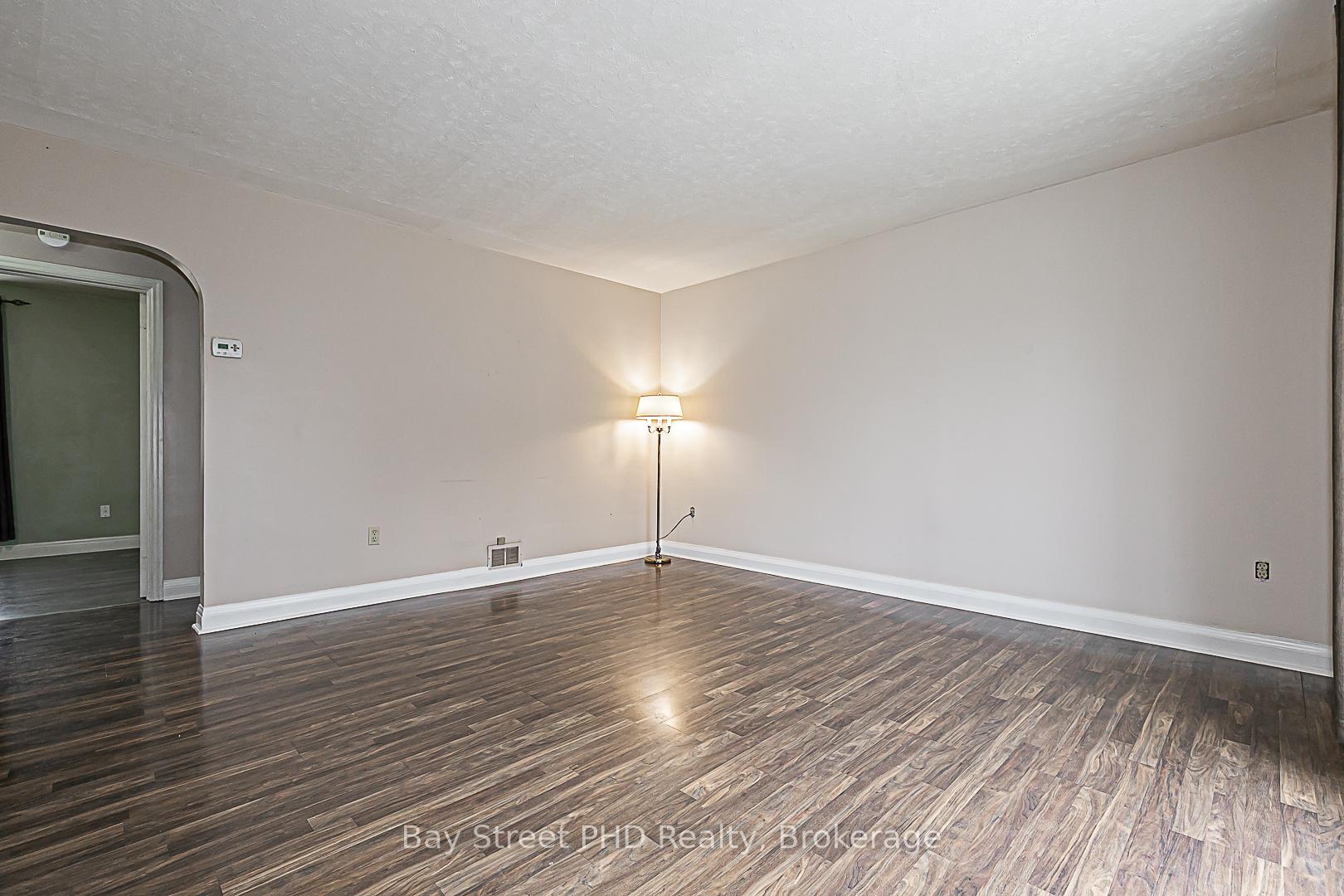 Photo 4 of 19 Herbert Avenue, Oshawa, Samac — HOMEH