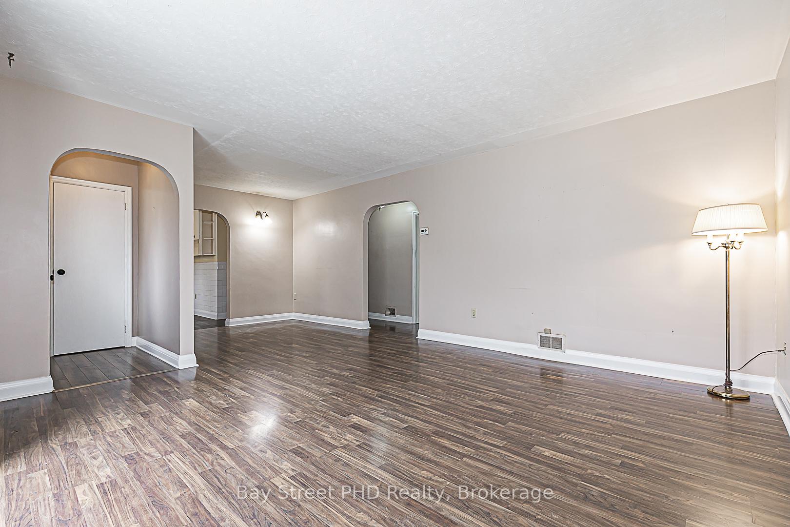 Photo 5 of 19 Herbert Avenue, Oshawa, Samac — HOMEH