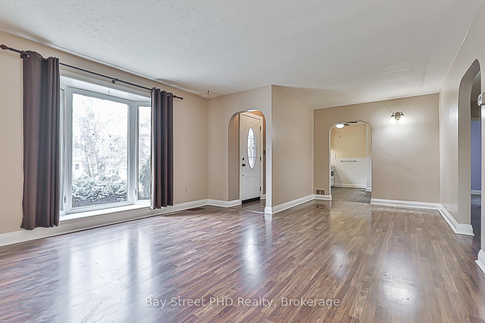Photo 6 of 19 Herbert Avenue, Oshawa, Samac — HOMEH