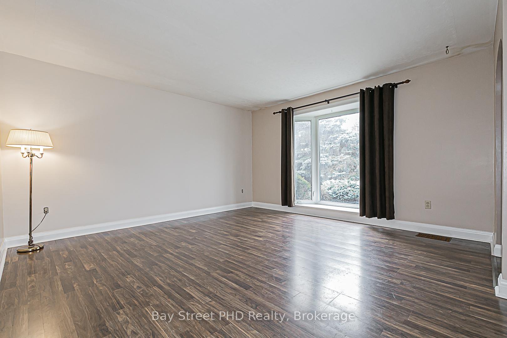 Photo 7 of 19 Herbert Avenue, Oshawa, Samac — HOMEH
